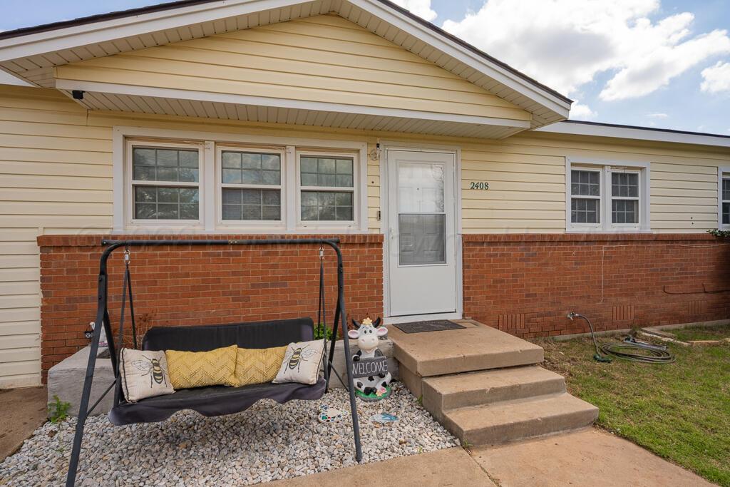 2408 N Spring Street Property Photo 4