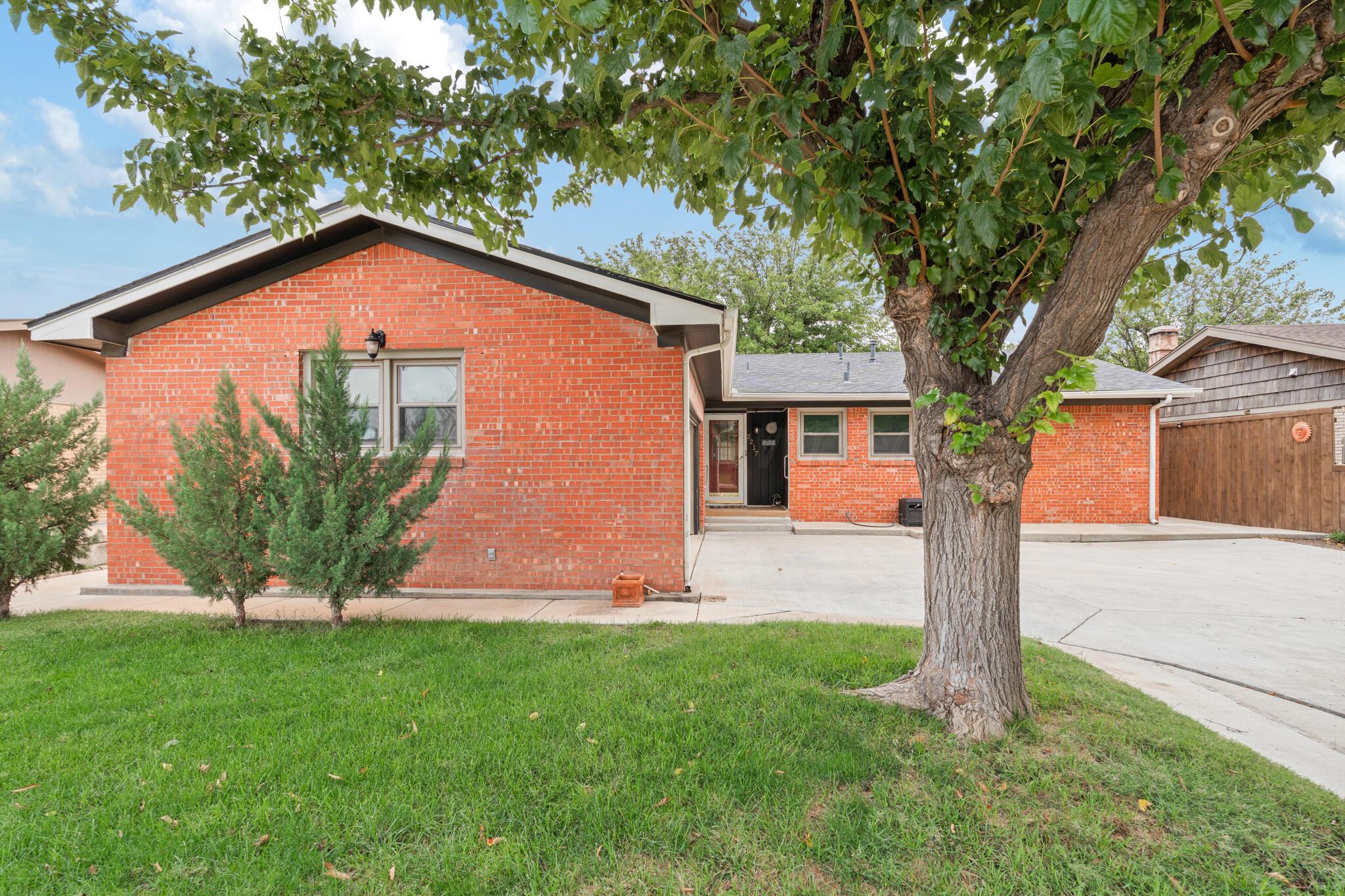 2217 Laurel Street Property Photo 2