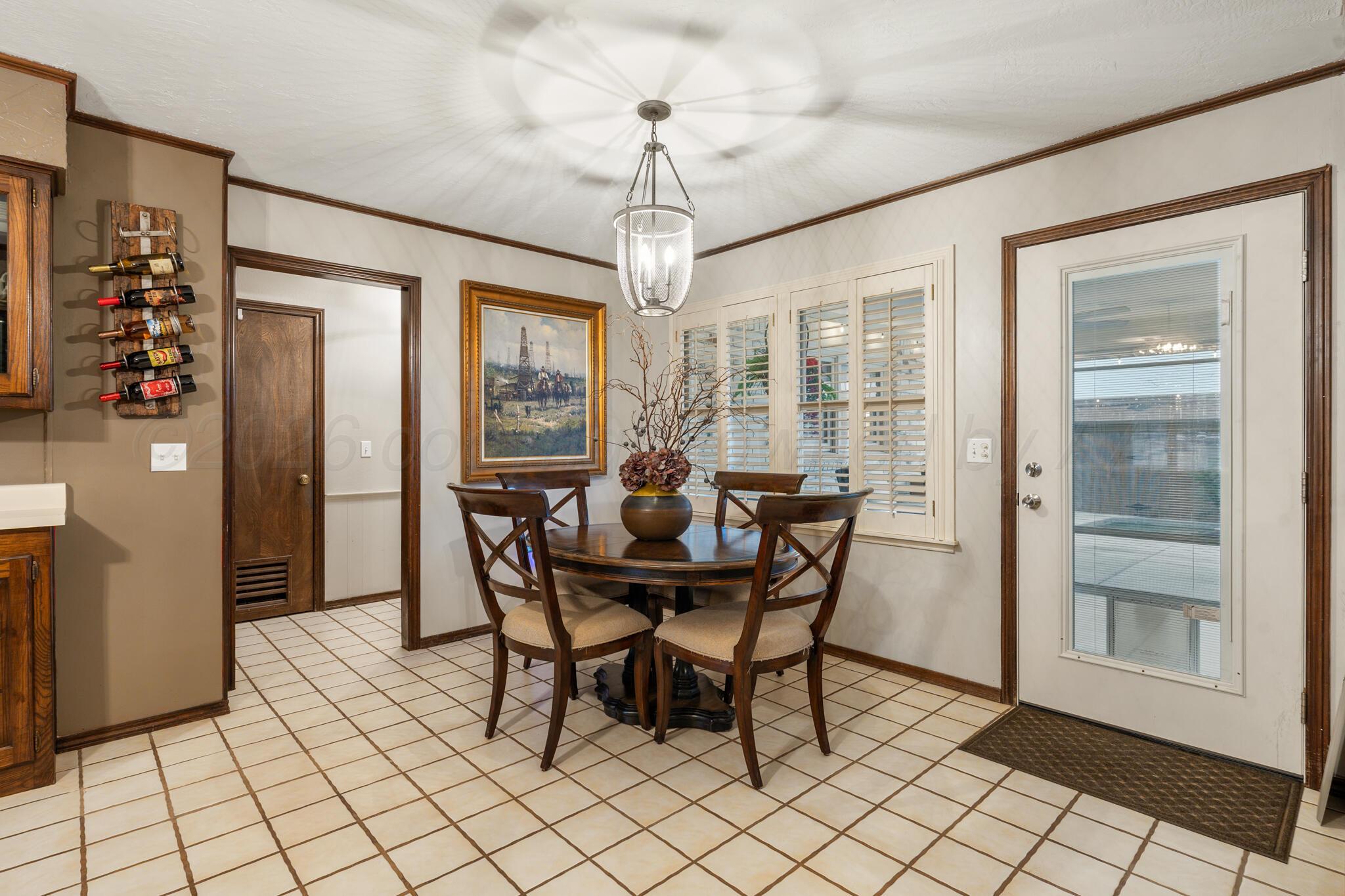 412 Douglas Street Property Photo 14