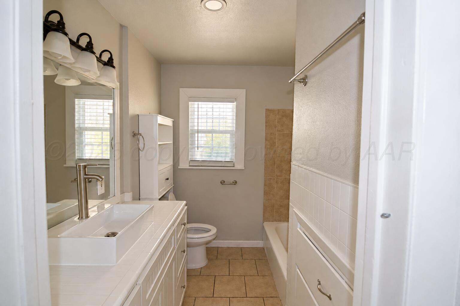 913 E 8th Street Property Photo 8