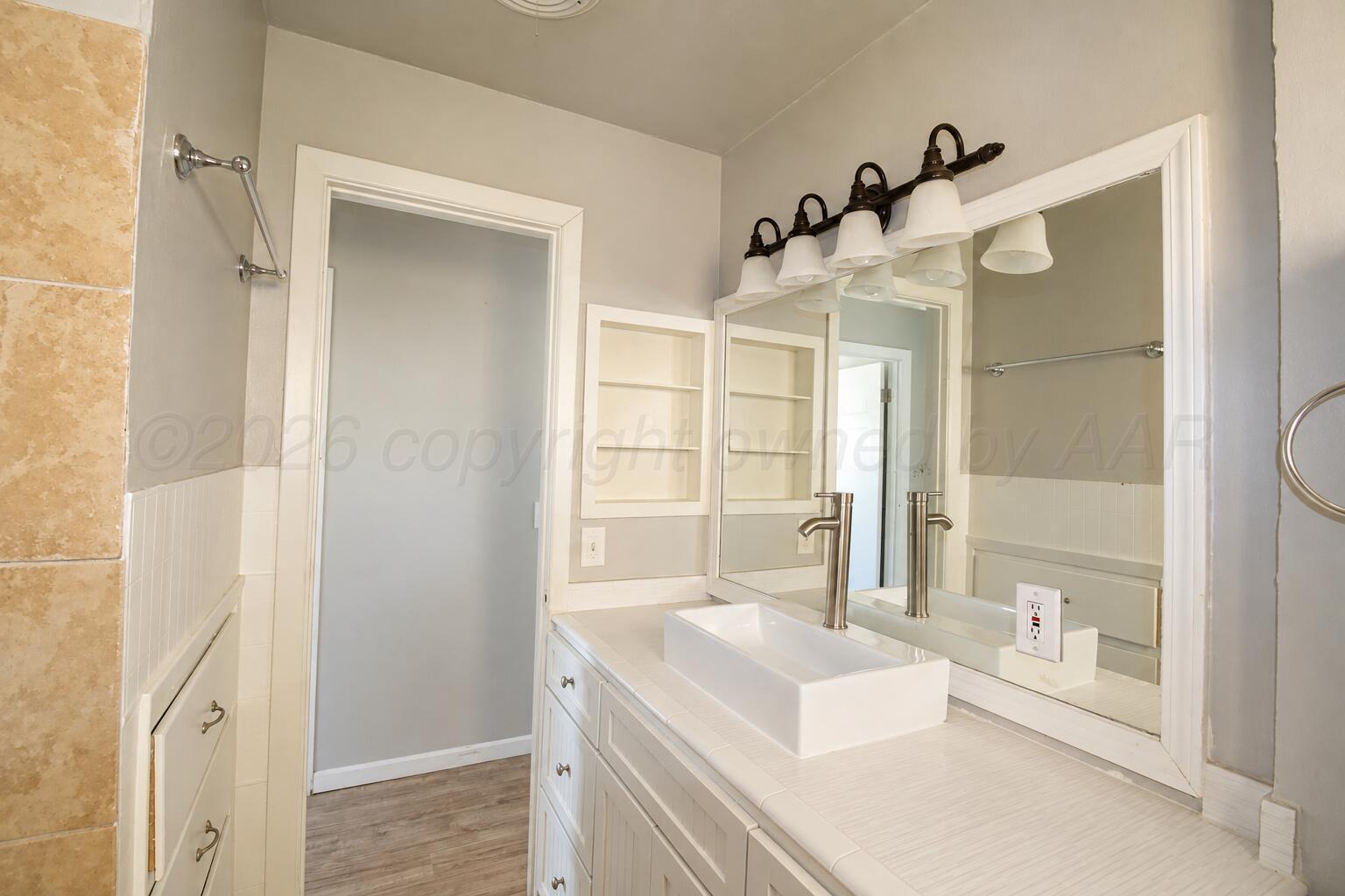 913 E 8th Street Property Photo 9