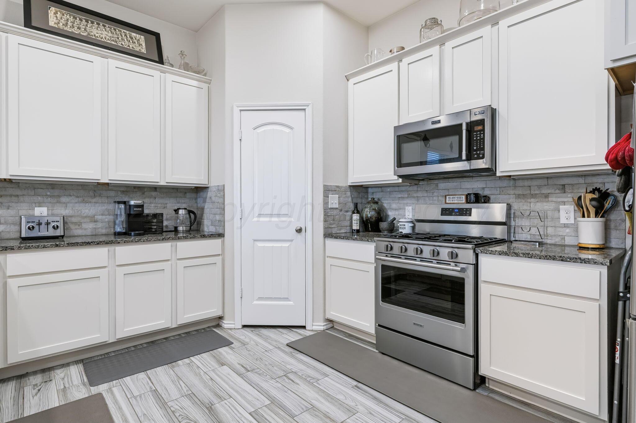 9305 Sydney Drive Property Photo 8