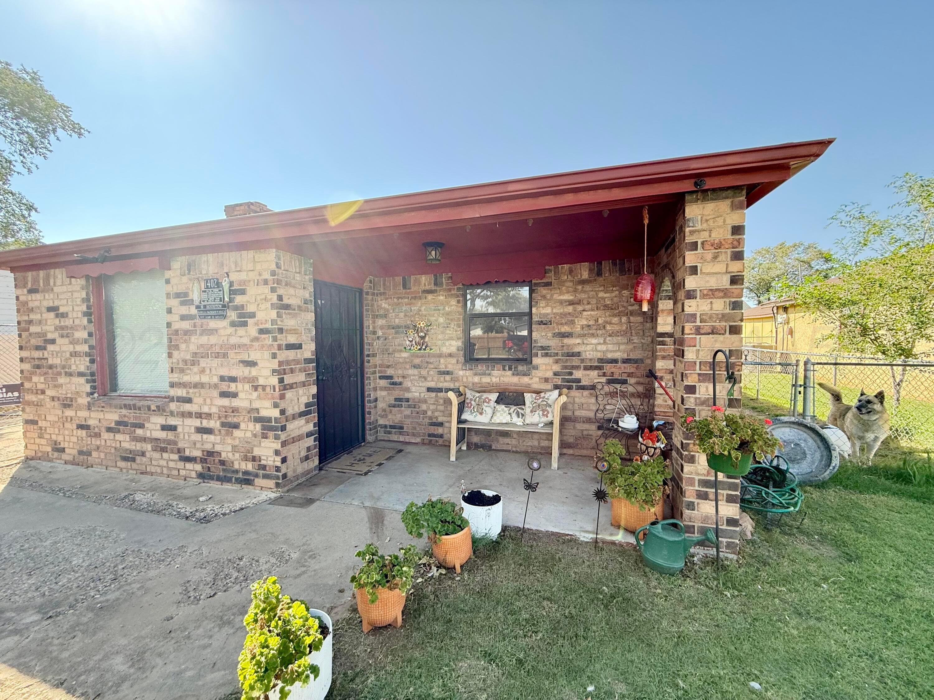 1402 S Houston Street Property Photo 2