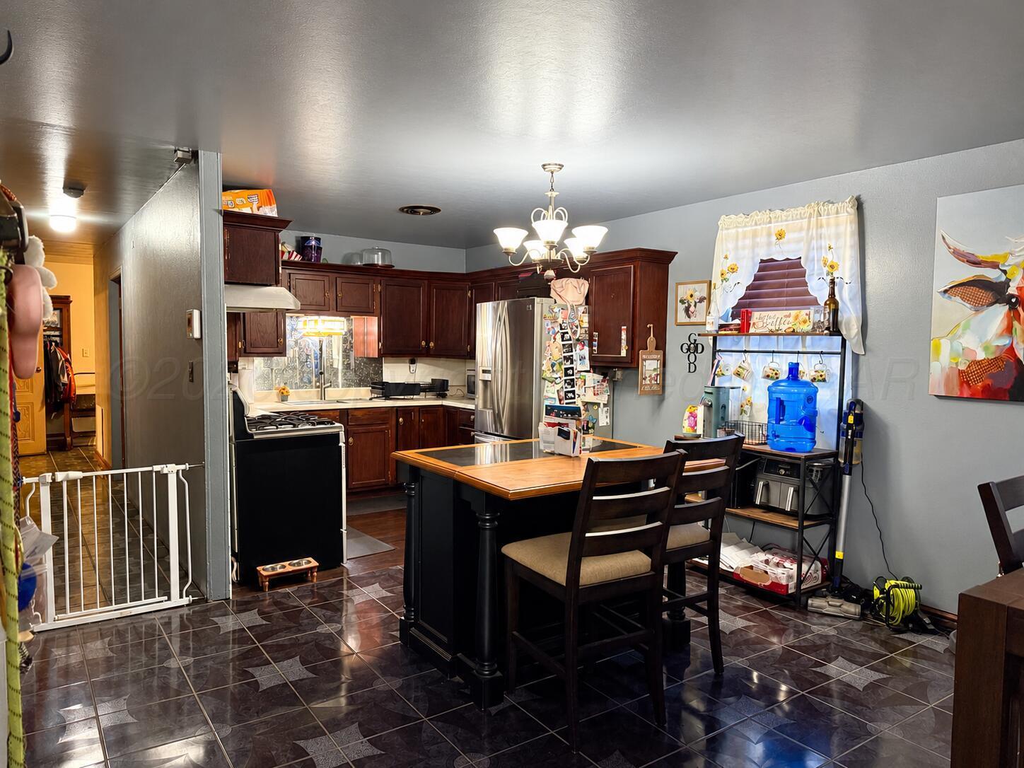 1402 S Houston Street Property Photo 6