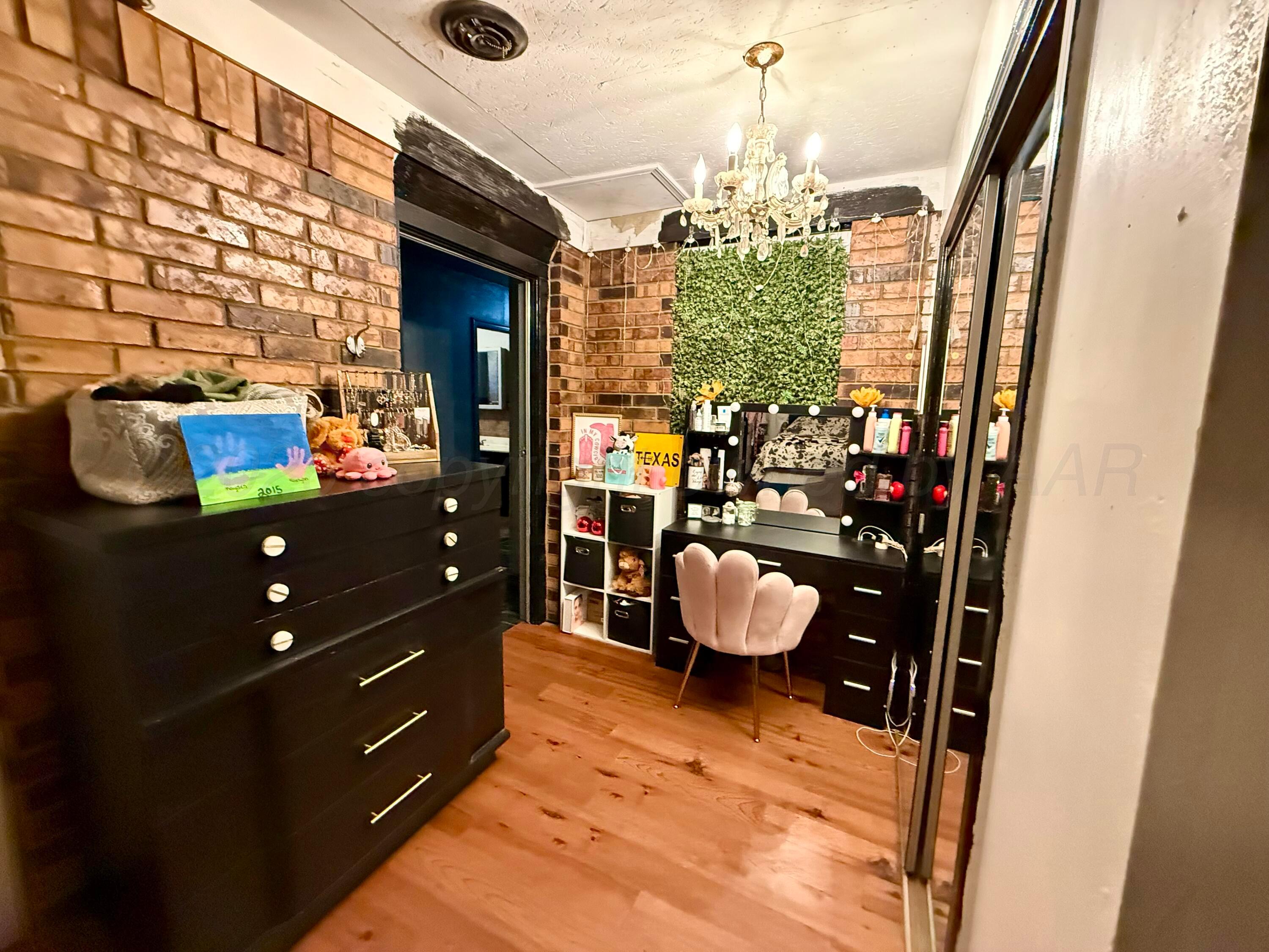 1402 S Houston Street Property Photo 9