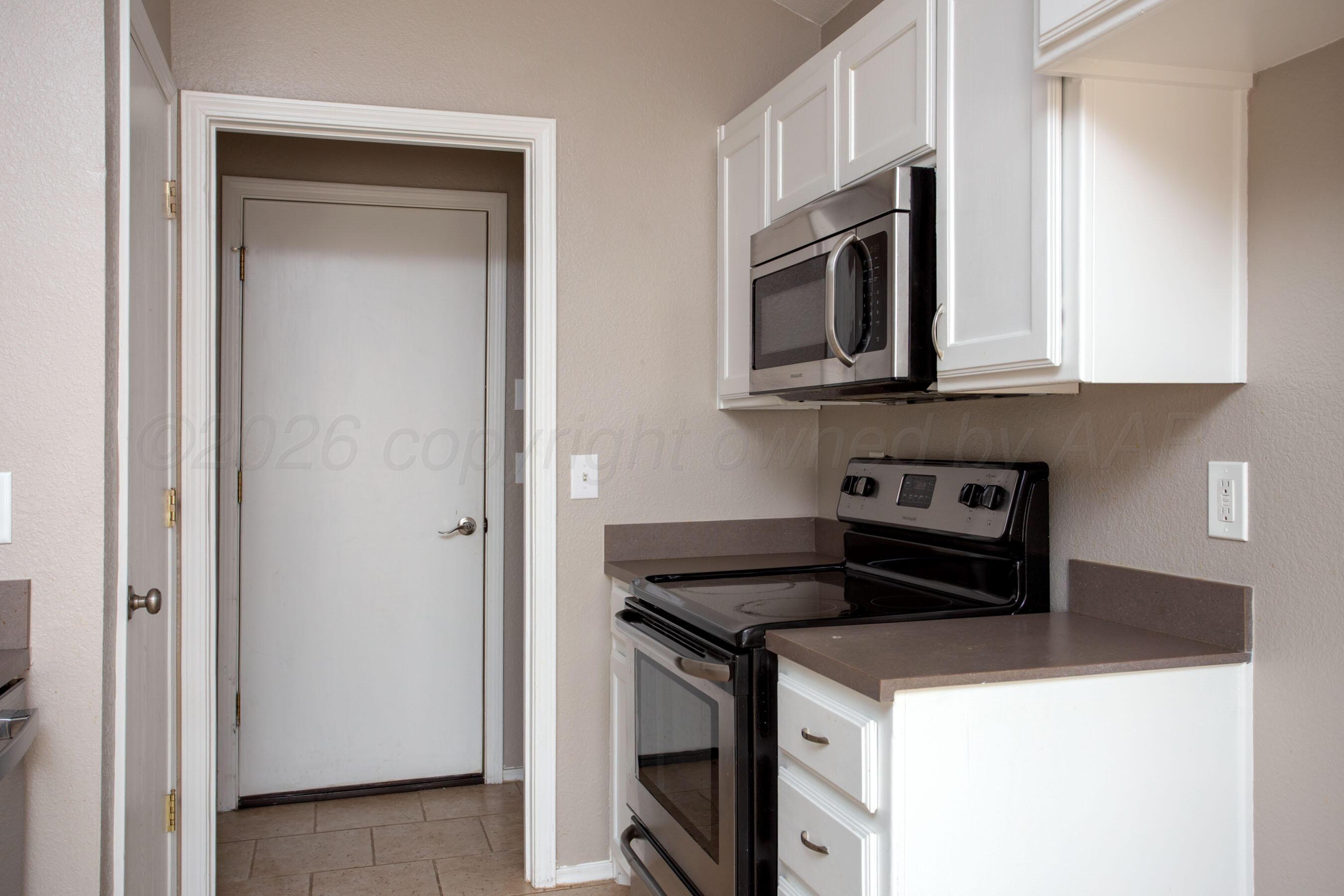 5013 Capulin Lane Property Photo 8