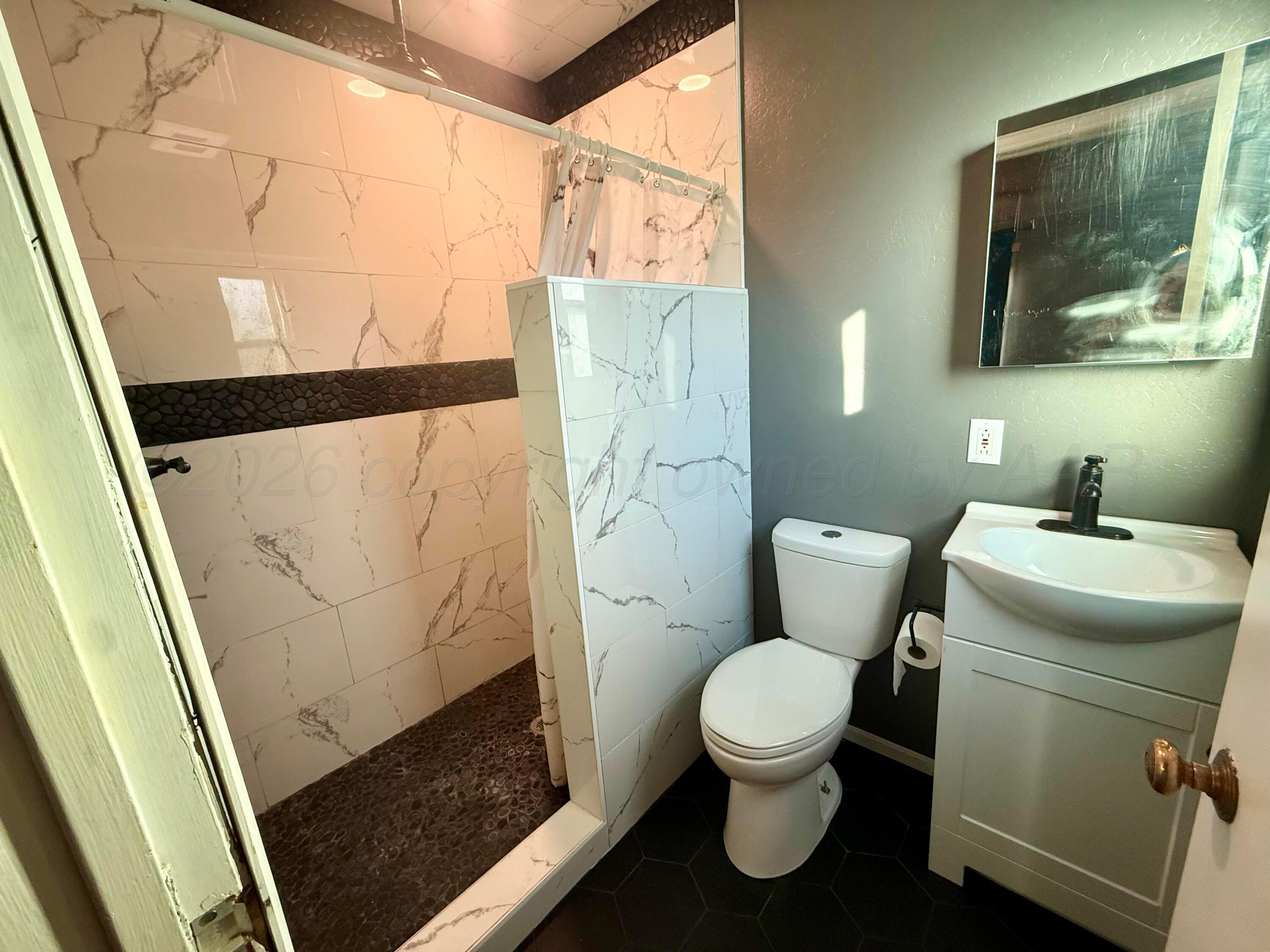 702 Dixon Street Property Photo 6