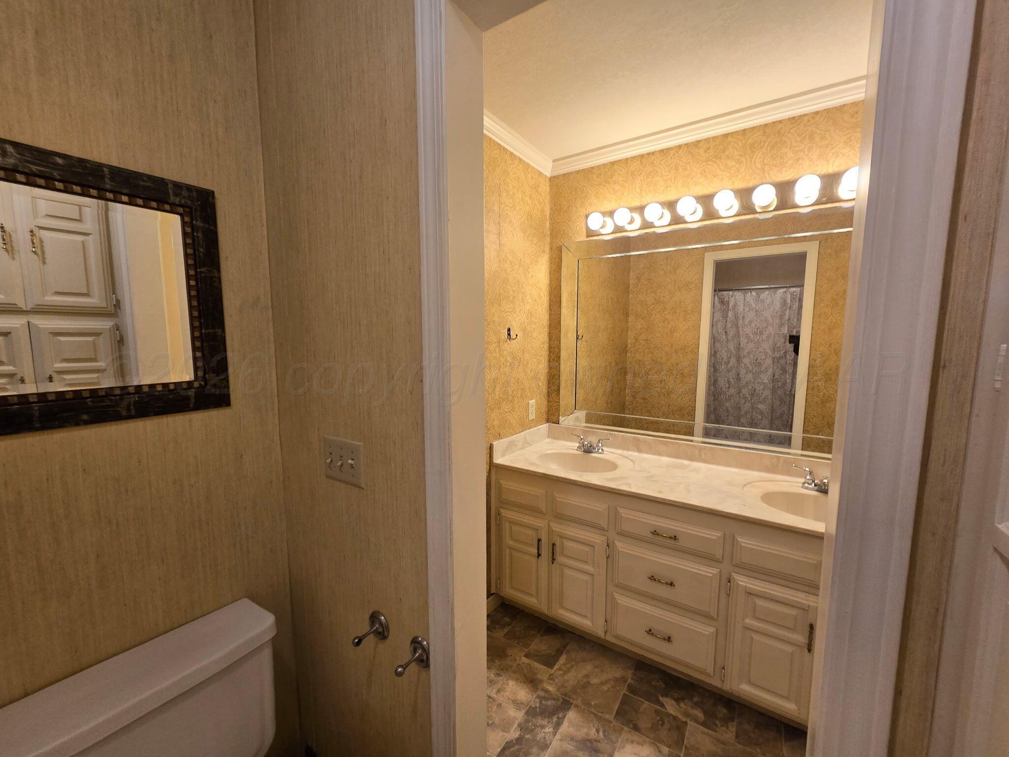320 N Elm Street Property Photo 24