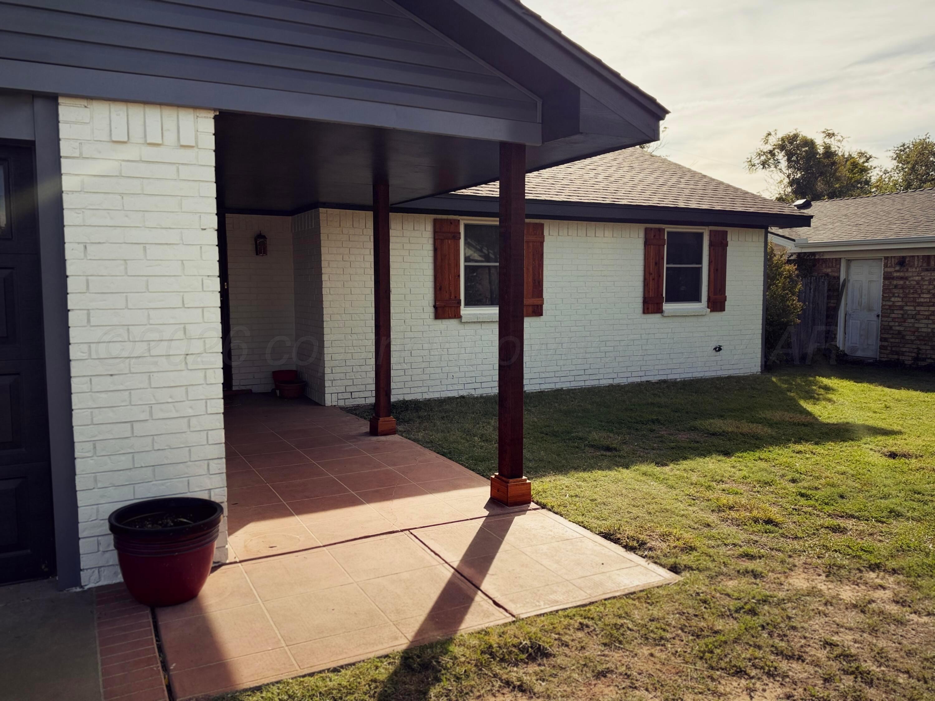 1001 Holly Lane Property Photo 2