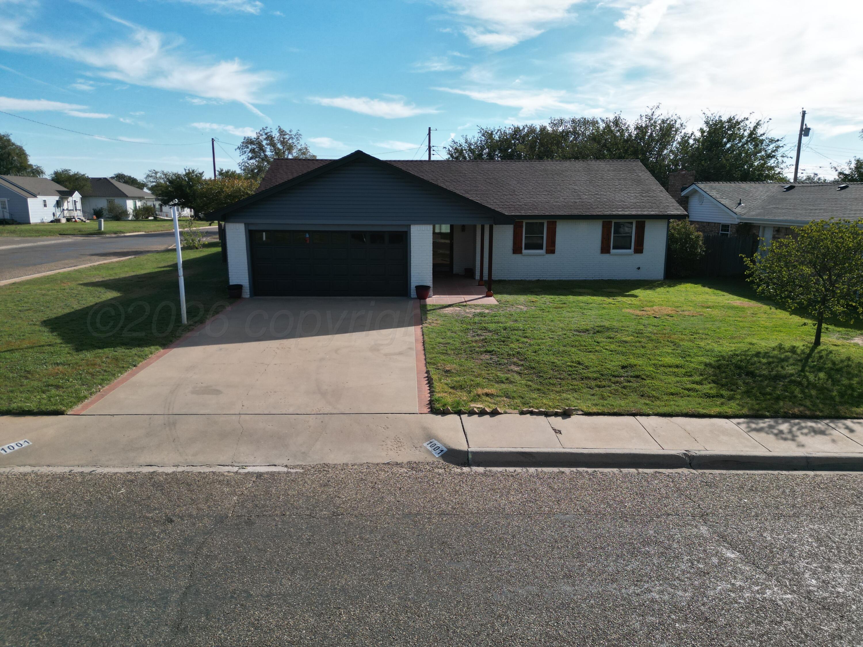 1001 Holly Lane Property Photo 3
