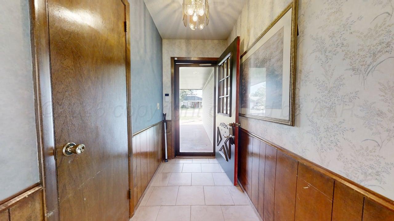 1001 Holly Lane Property Photo 4