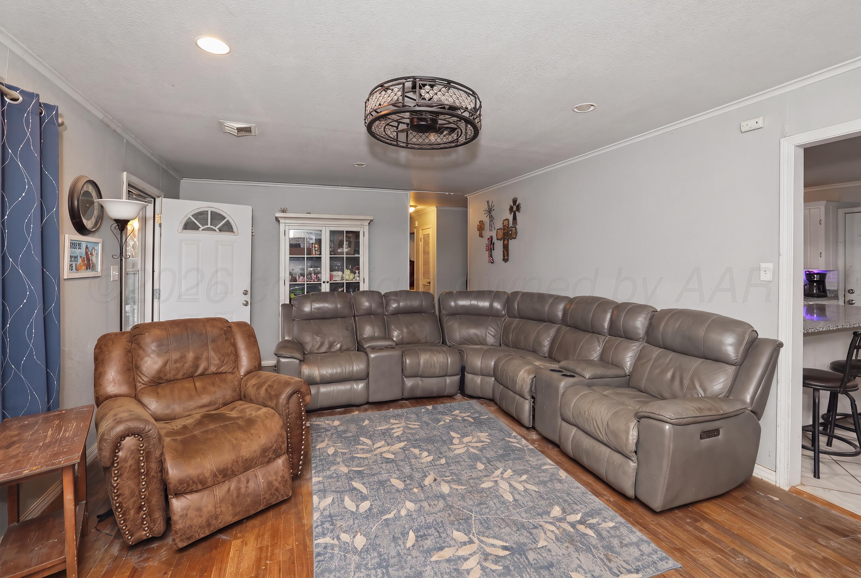2406 10th Avenue Property Photo 2