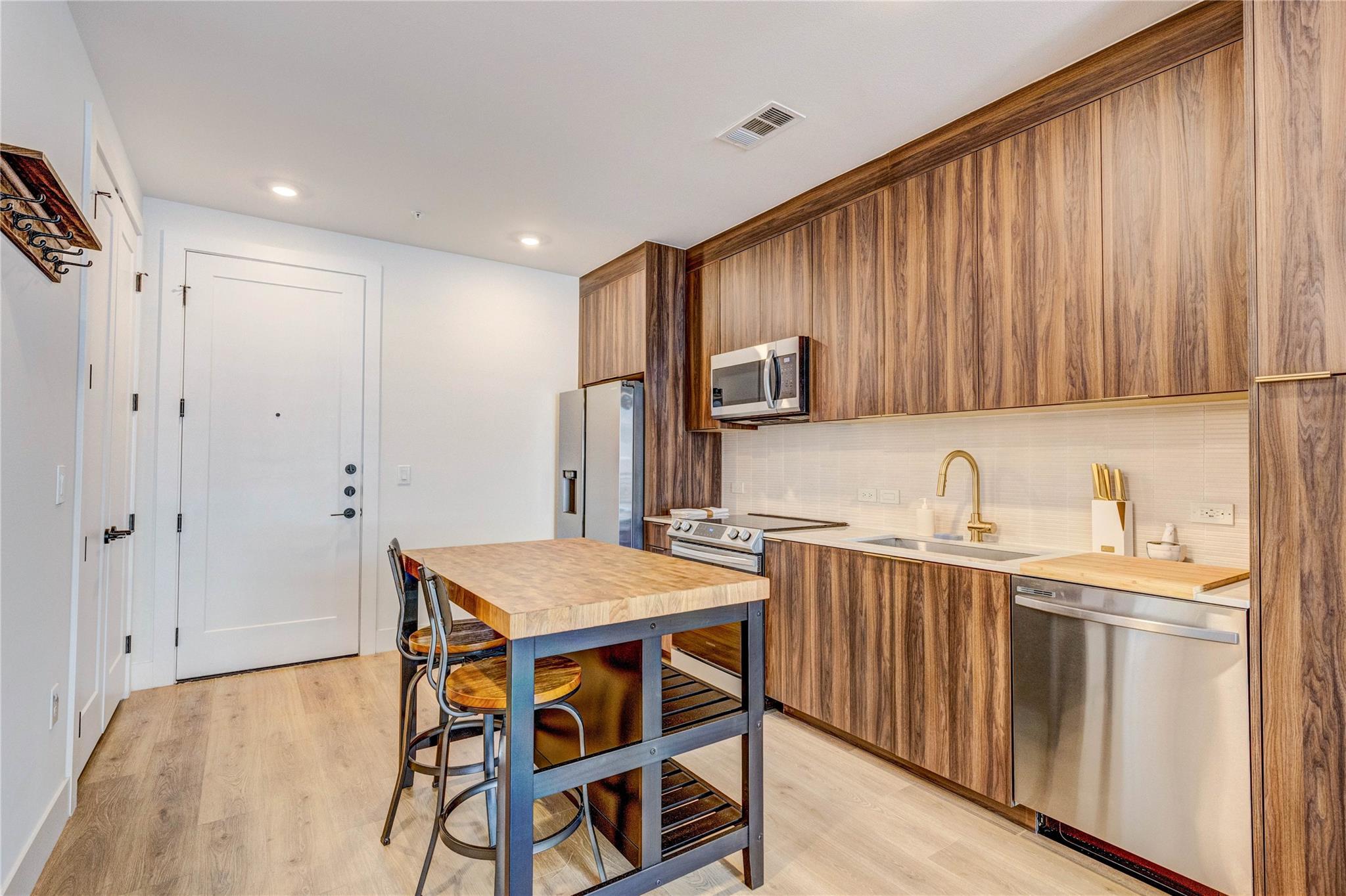 1701 Simond Ave #301 Property Photo 11