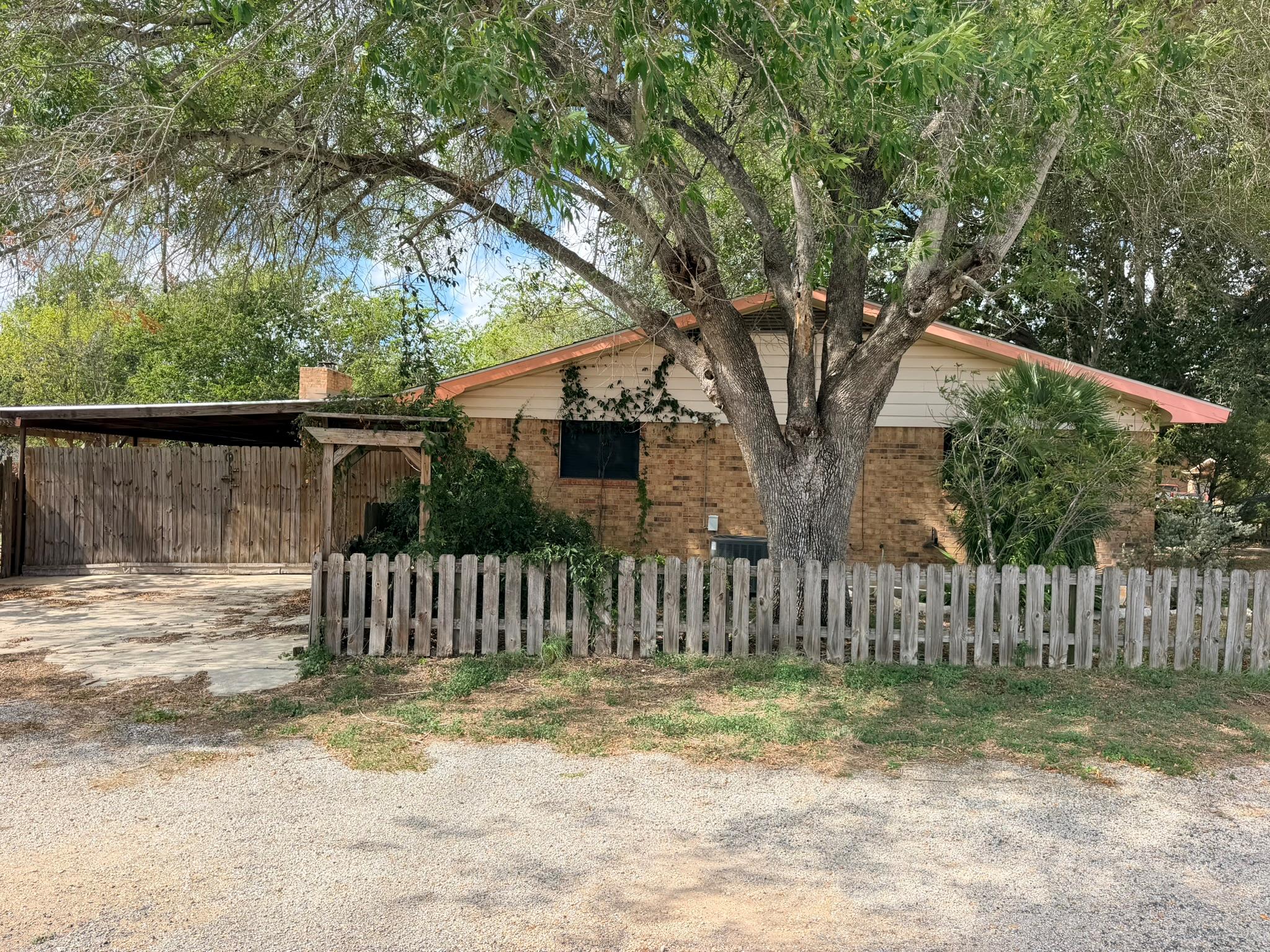 220 Parkview Dr Property Photo 4