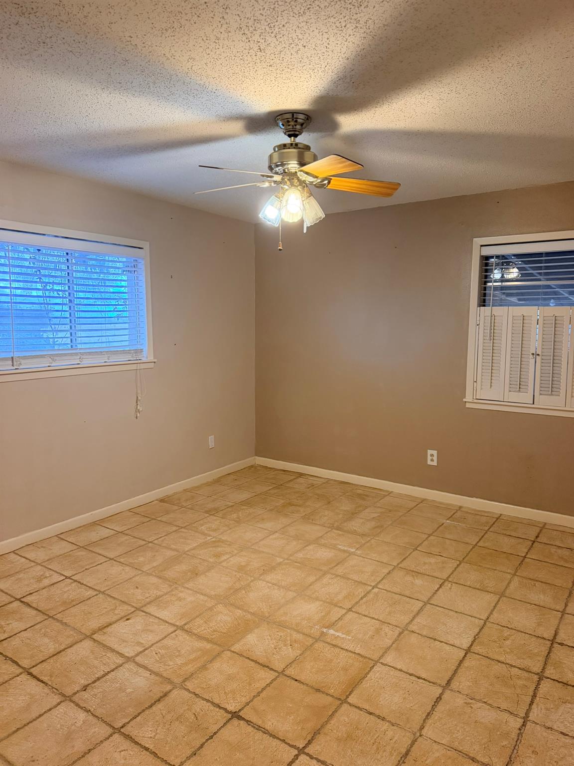 220 Parkview Dr Property Photo 6