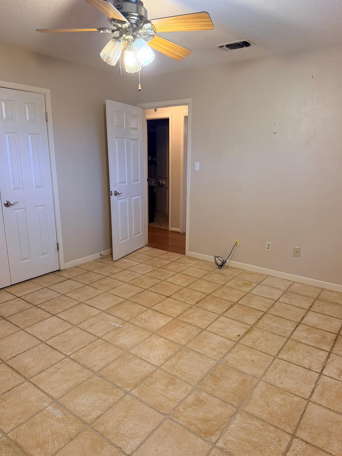 220 Parkview Dr Property Photo 8