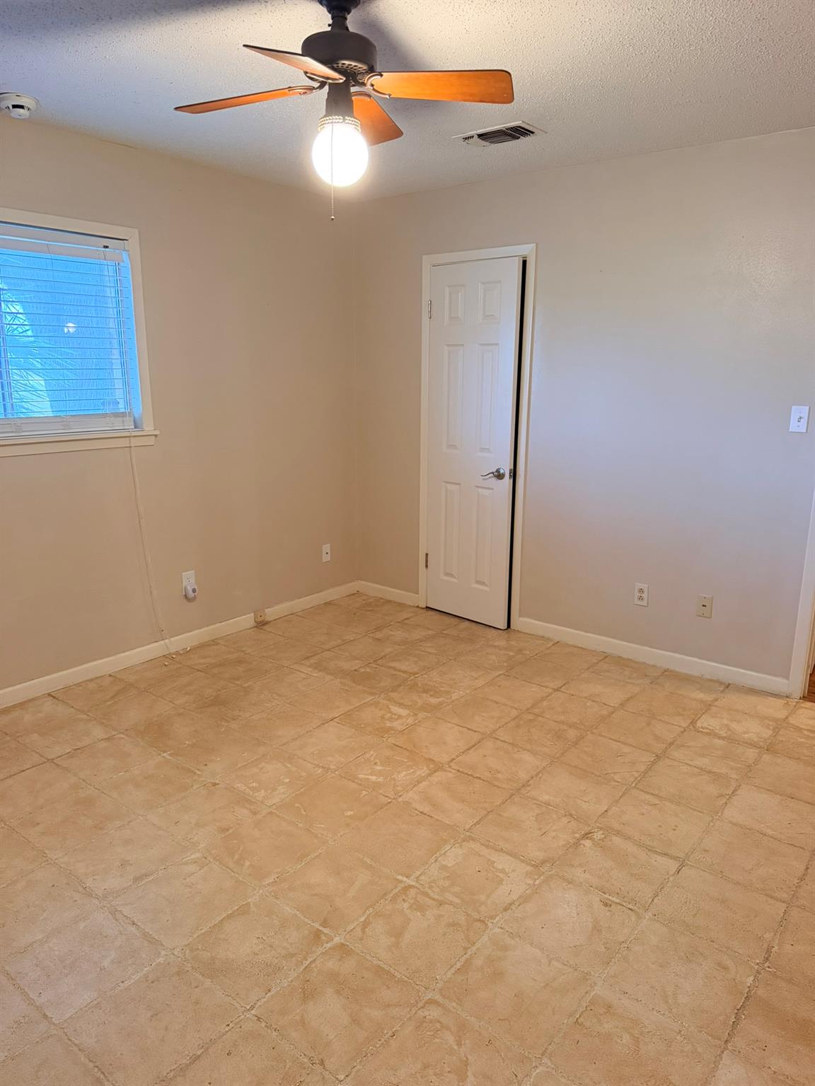220 Parkview Dr Property Photo 9