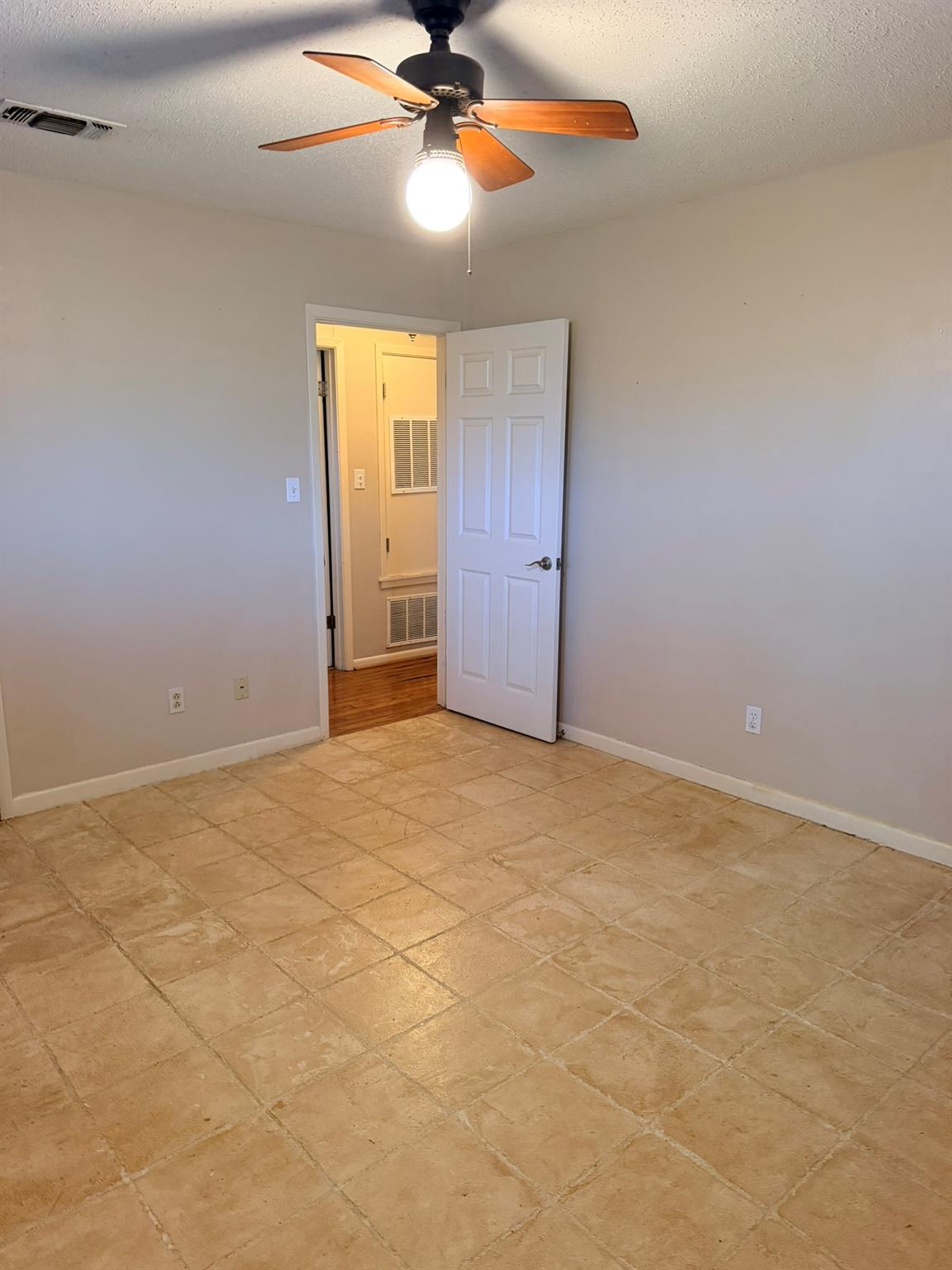 220 Parkview Dr Property Photo 10