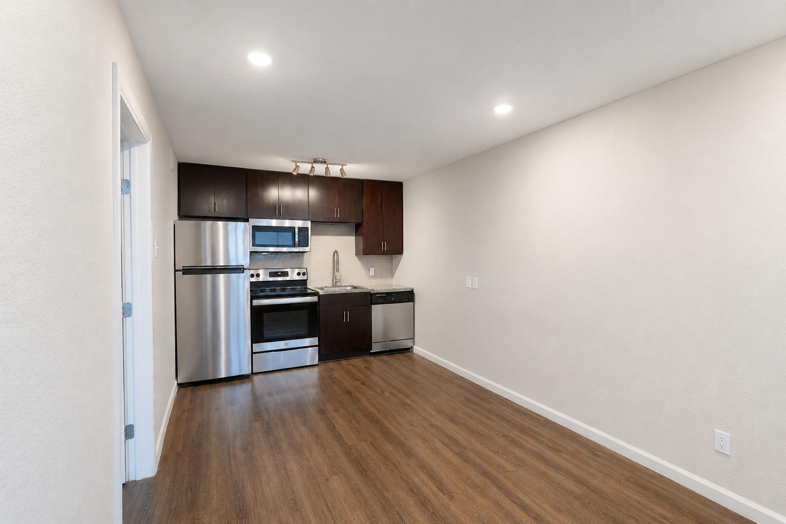 8214 N Interstate 35 Svrd Sb Hwy Property Photo 1