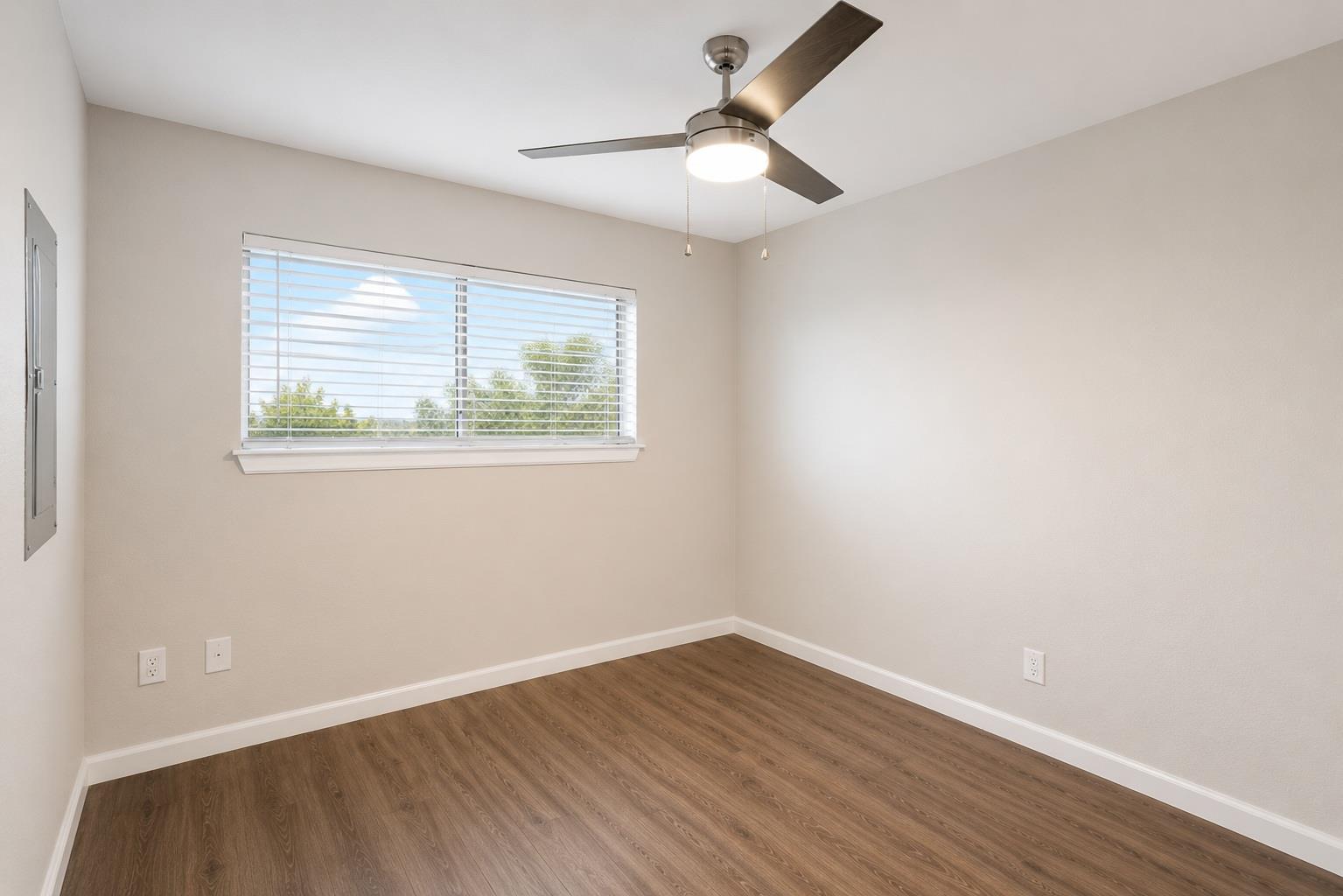 8214 N Interstate 35 Svrd Sb Hwy Property Photo 3
