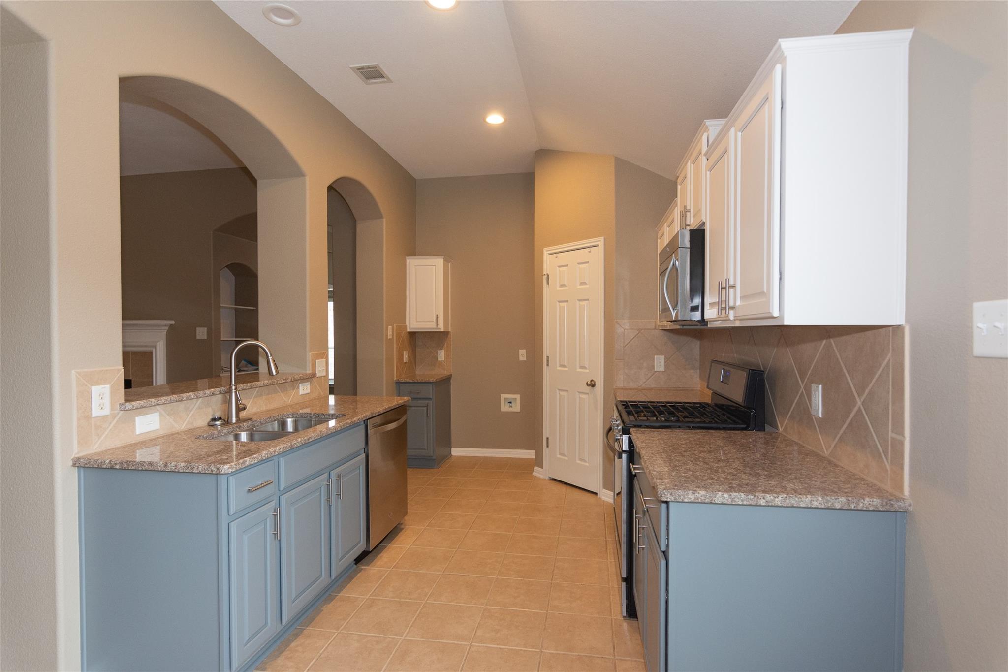 2411 Tumbling River Dr Property Photo 12