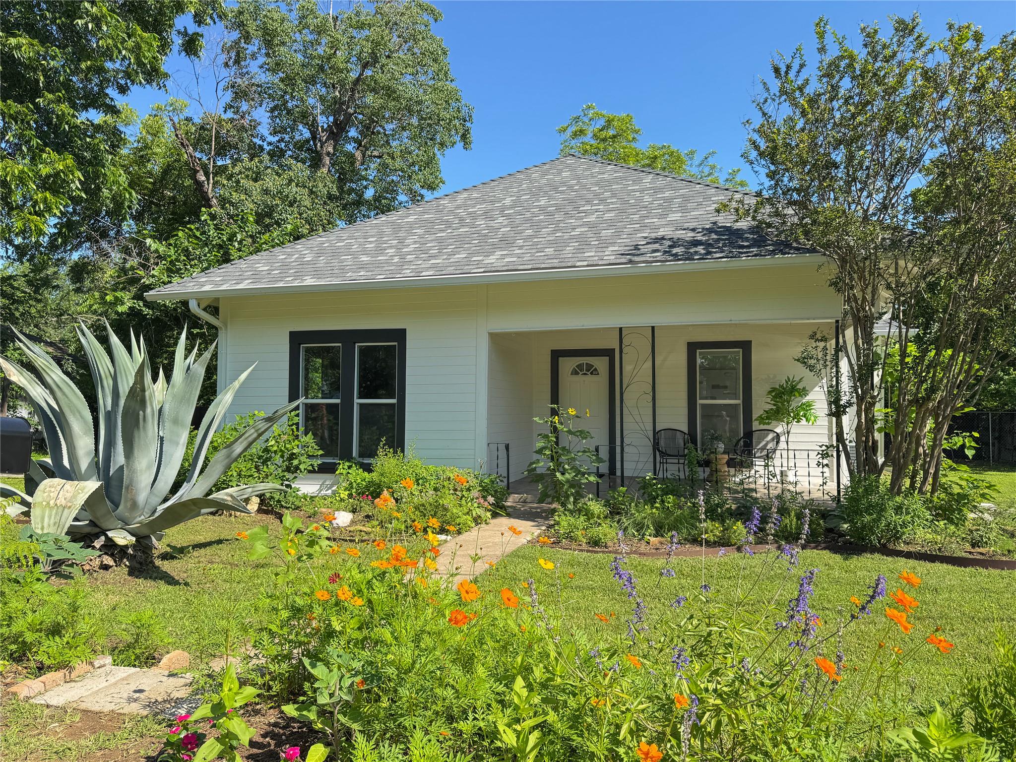 302 E Brenham St Property Photo 1