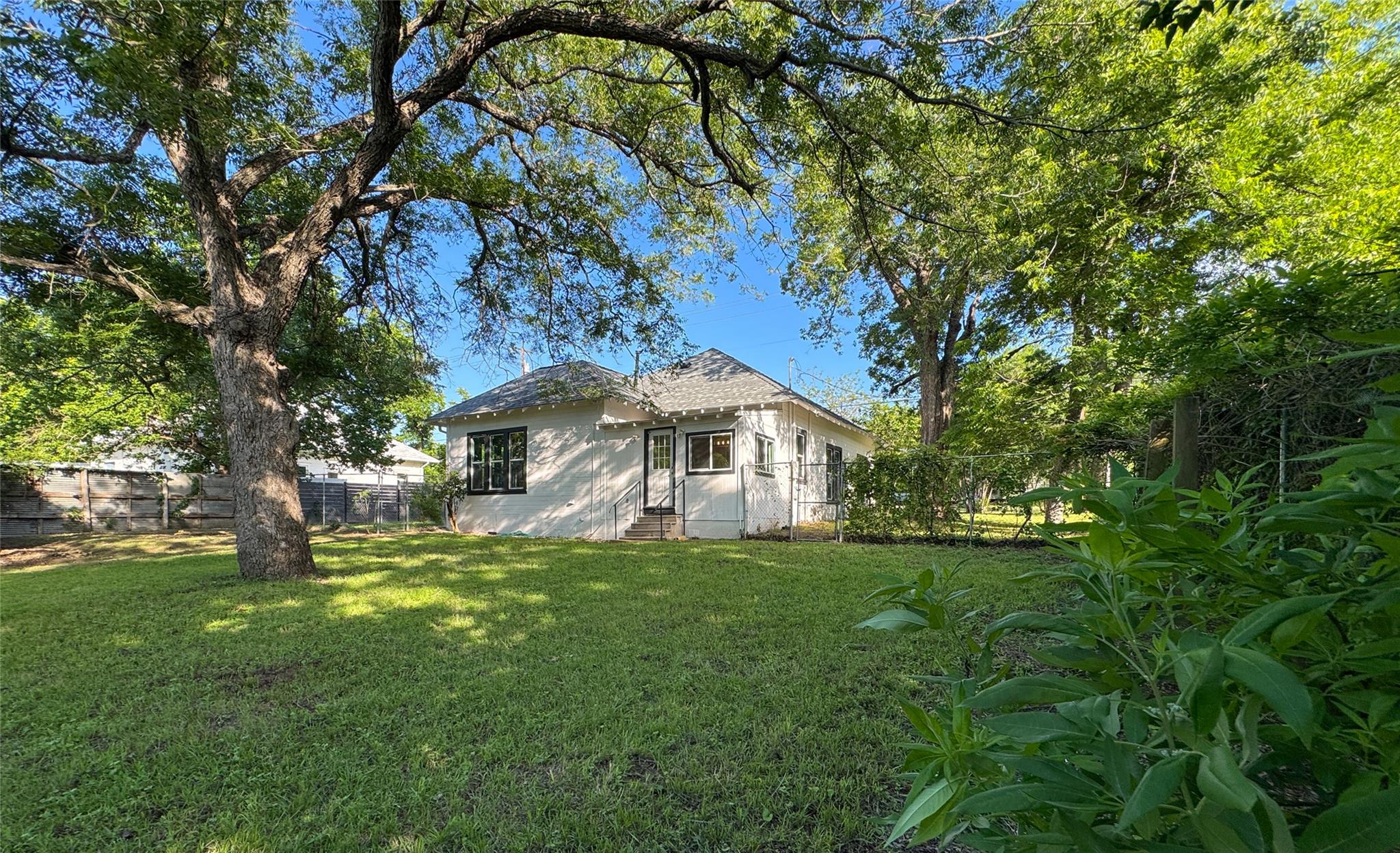 302 E Brenham St Property Photo 3