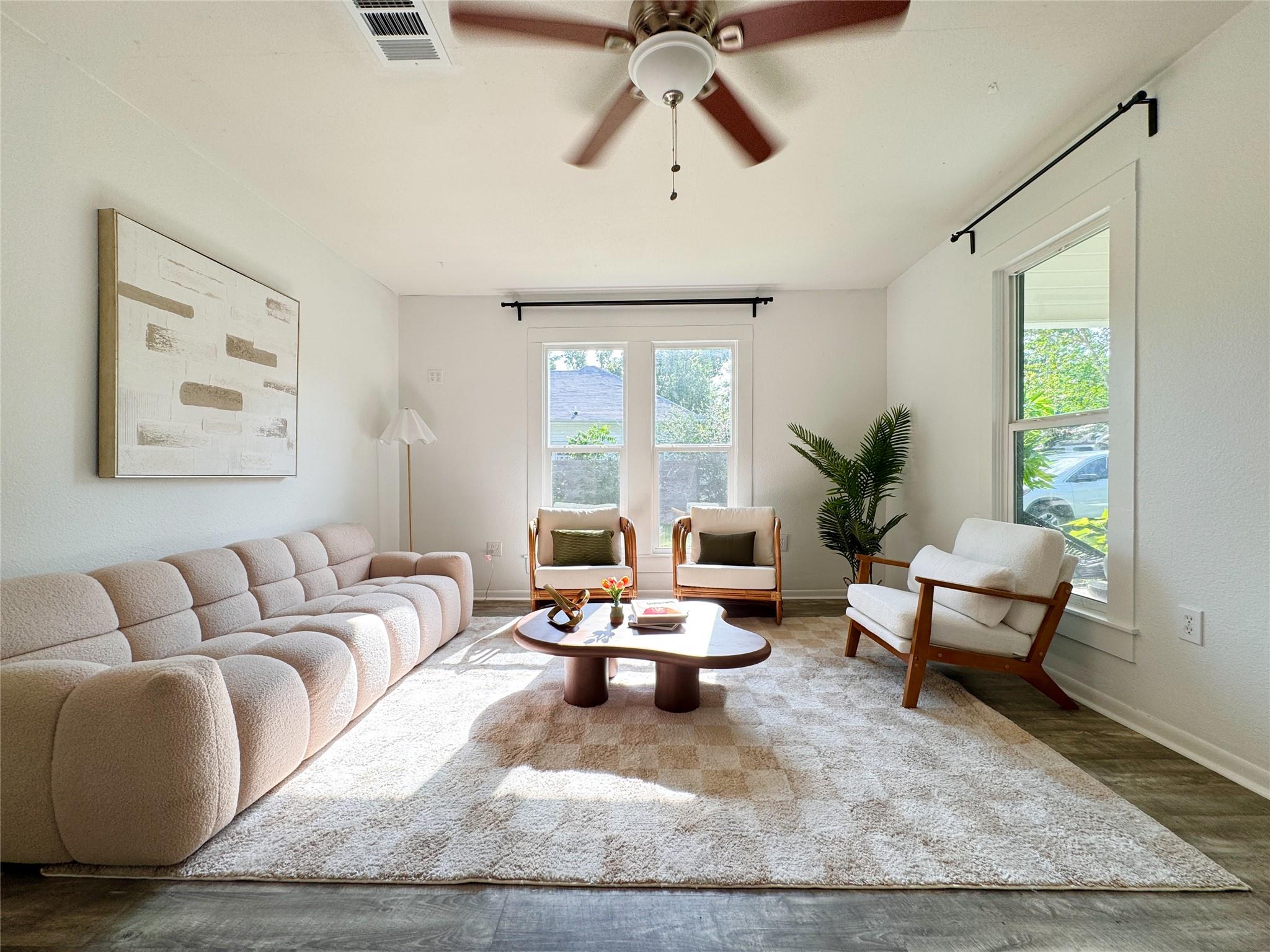 302 E Brenham St Property Photo 4