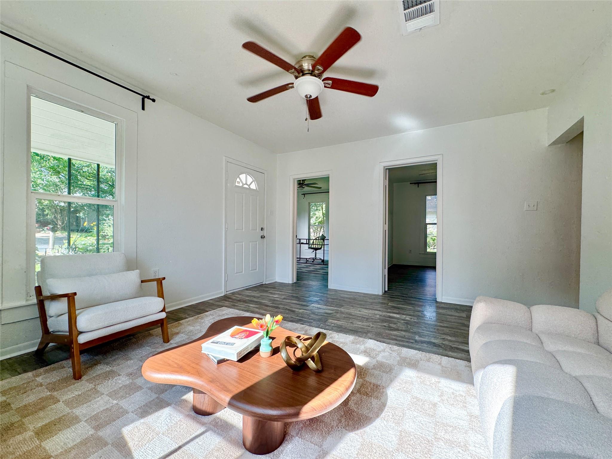 302 E Brenham St Property Photo 8