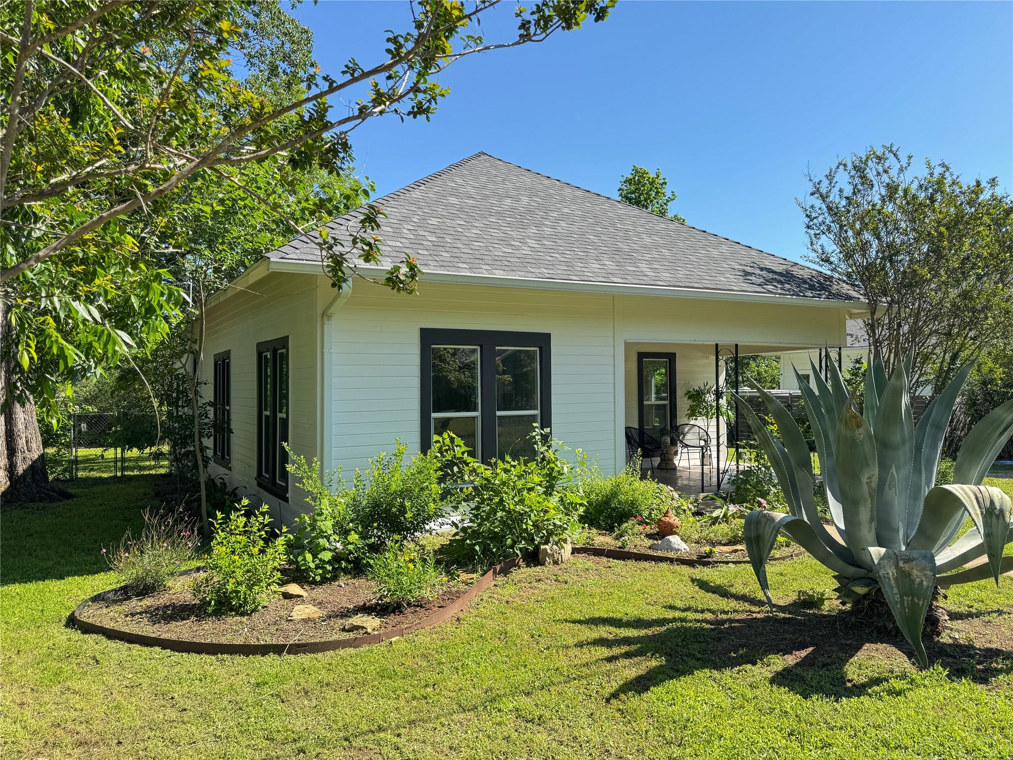 302 E Brenham St Property Photo 26