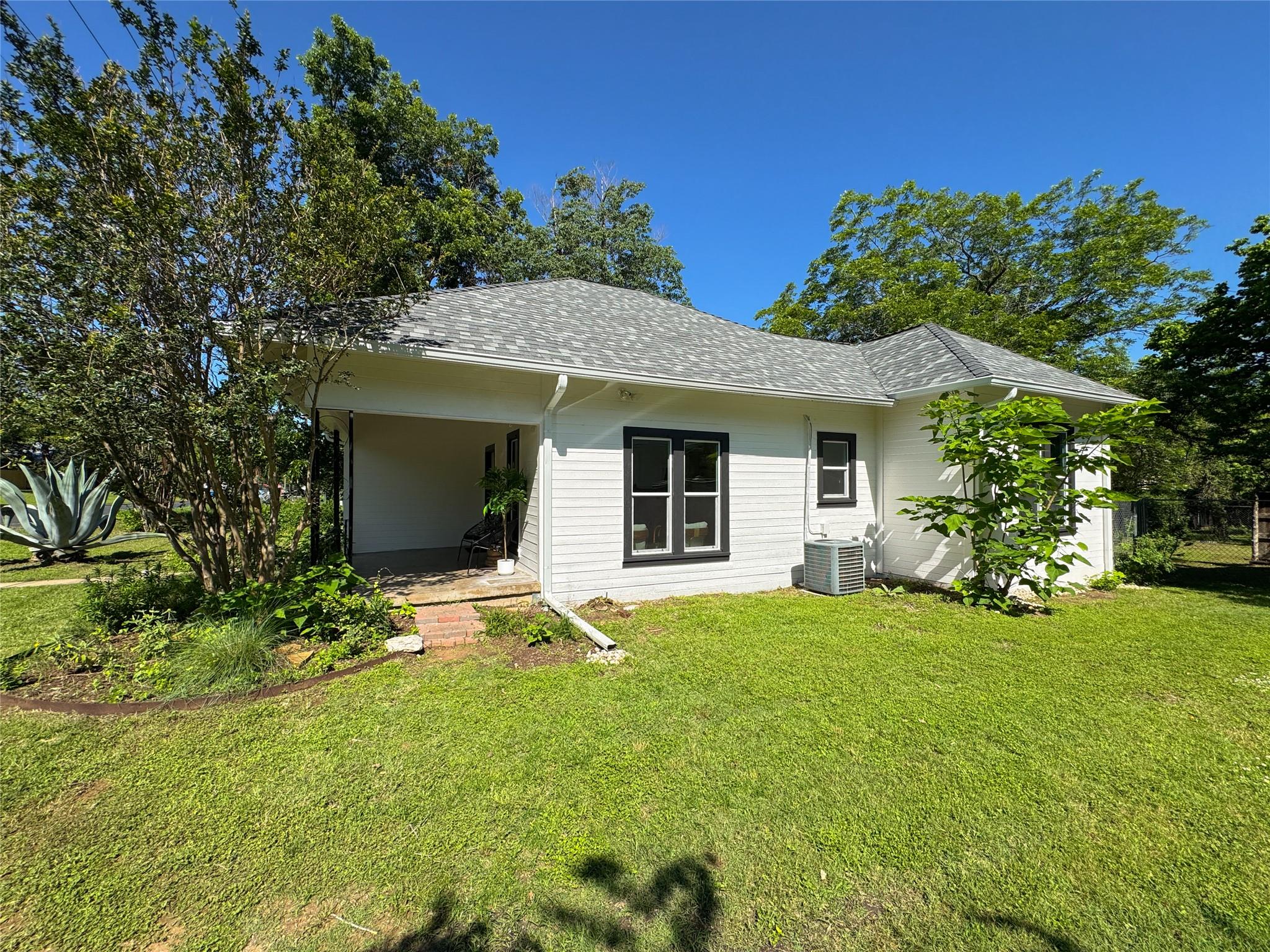 302 E Brenham St Property Photo 27