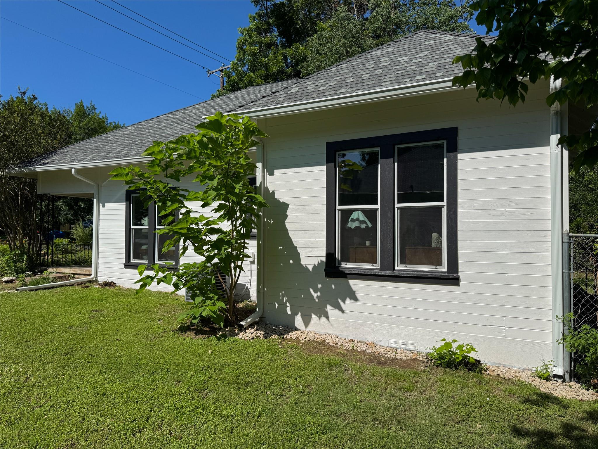 302 E Brenham St Property Photo 28