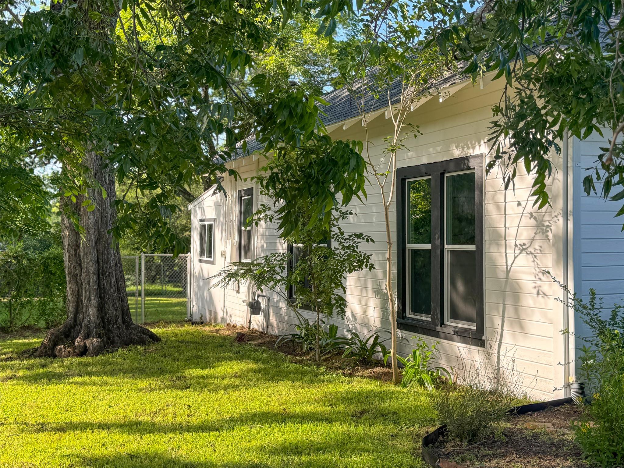 302 E Brenham St Property Photo 29