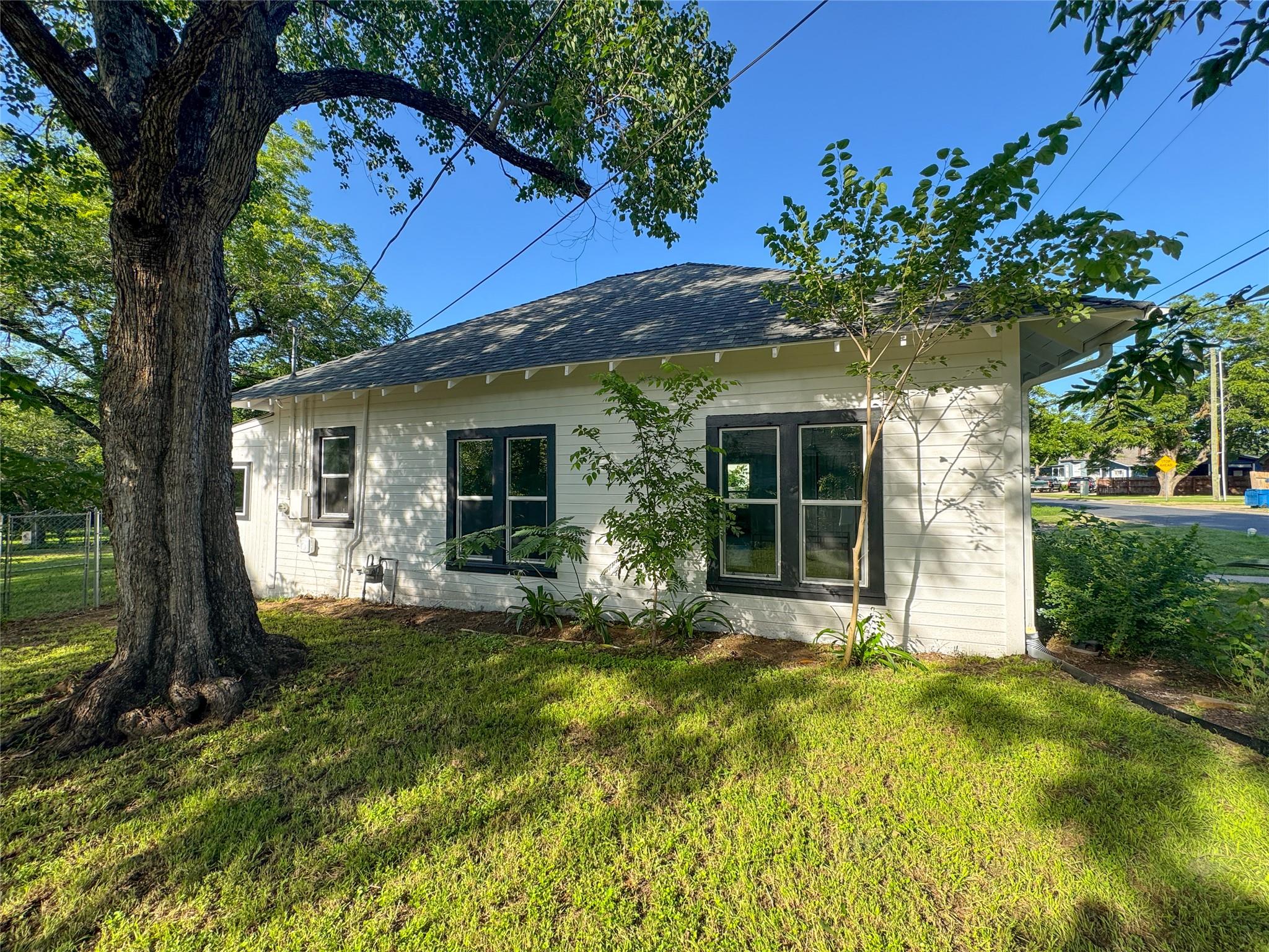 302 E Brenham St Property Photo 30