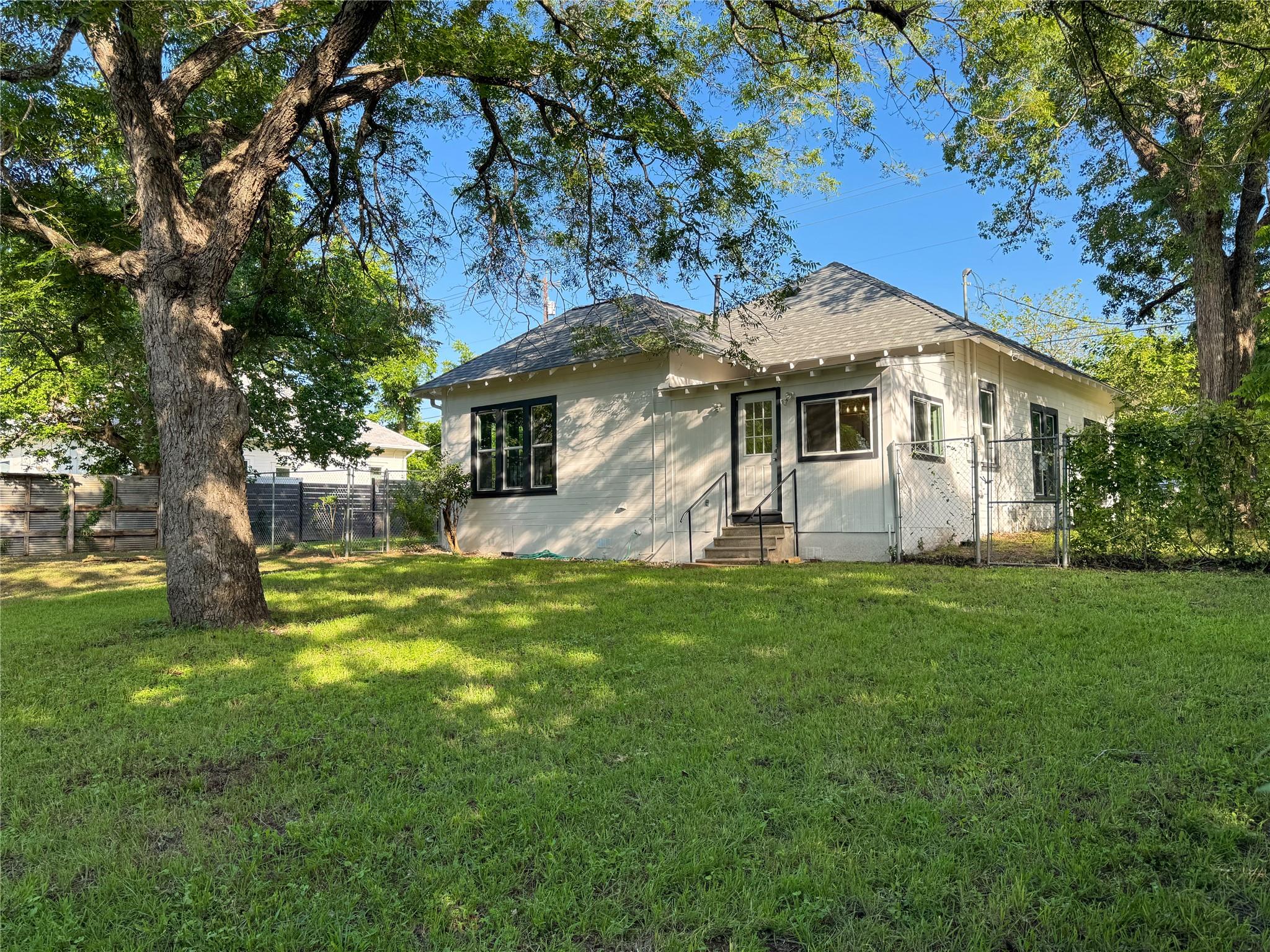 302 E Brenham St Property Photo 32