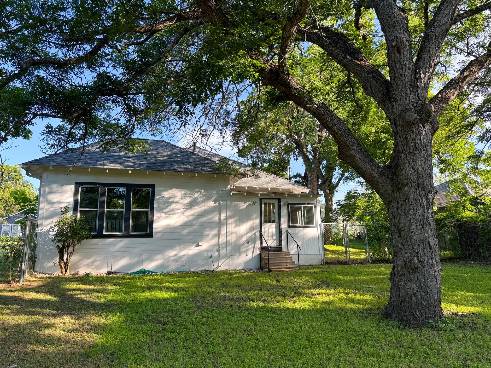 302 E Brenham St Property Photo 33