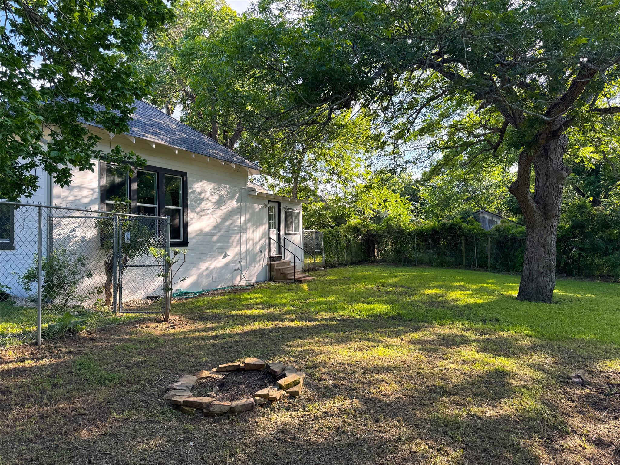 302 E Brenham St Property Photo 35