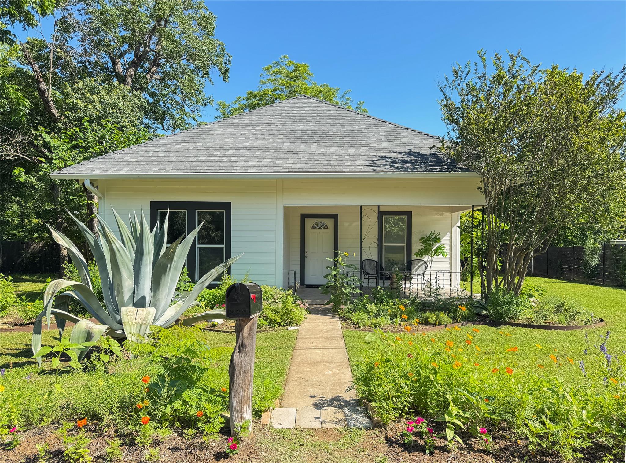 302 E Brenham St Property Photo 36
