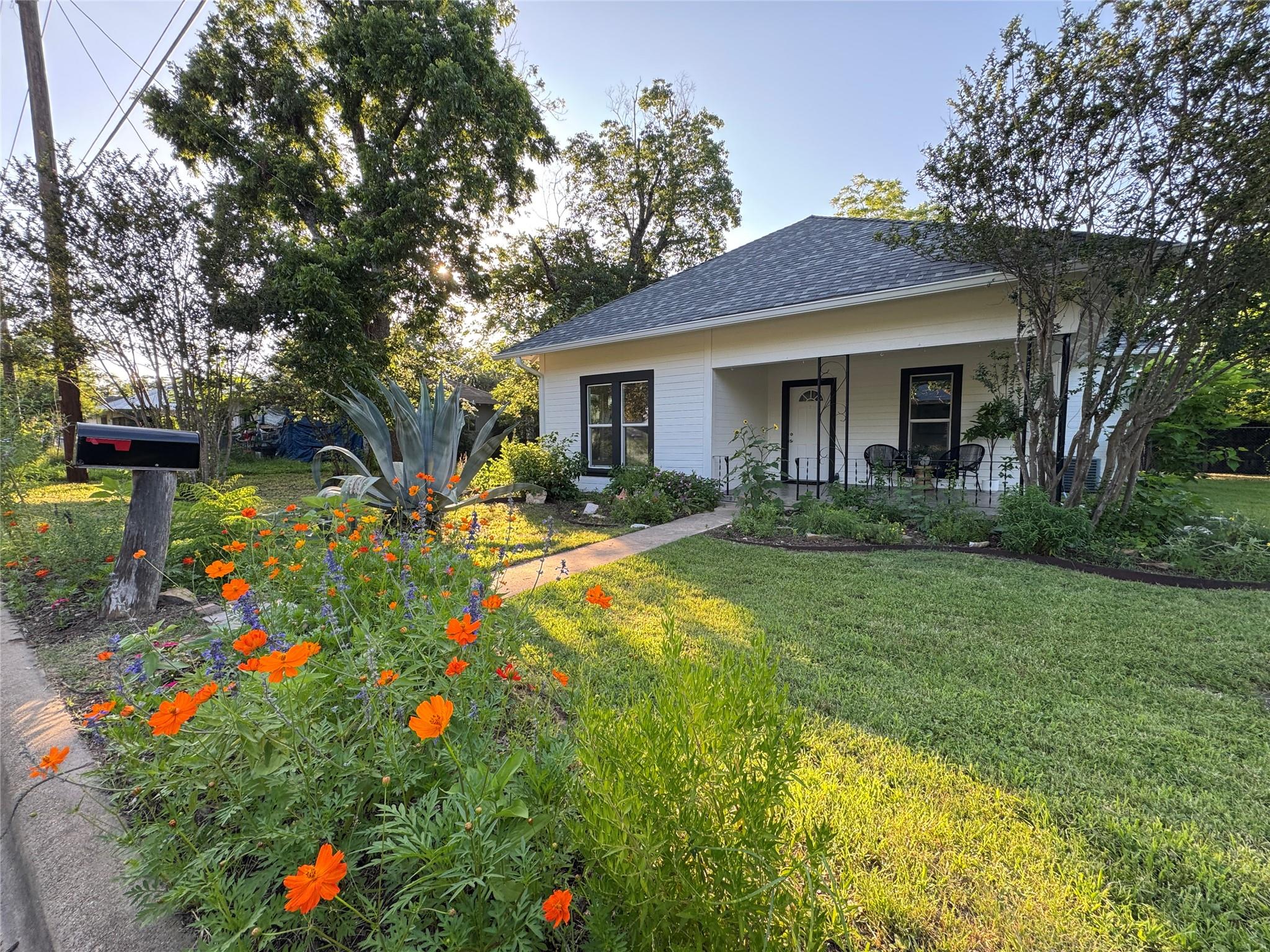 302 E Brenham St Property Photo 38
