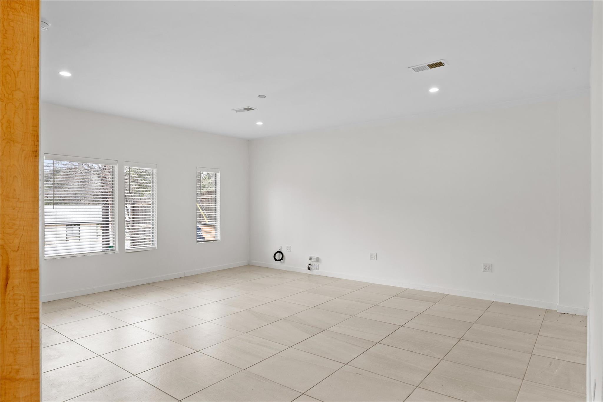 11907 Pollyanna Ave Property Photo 6