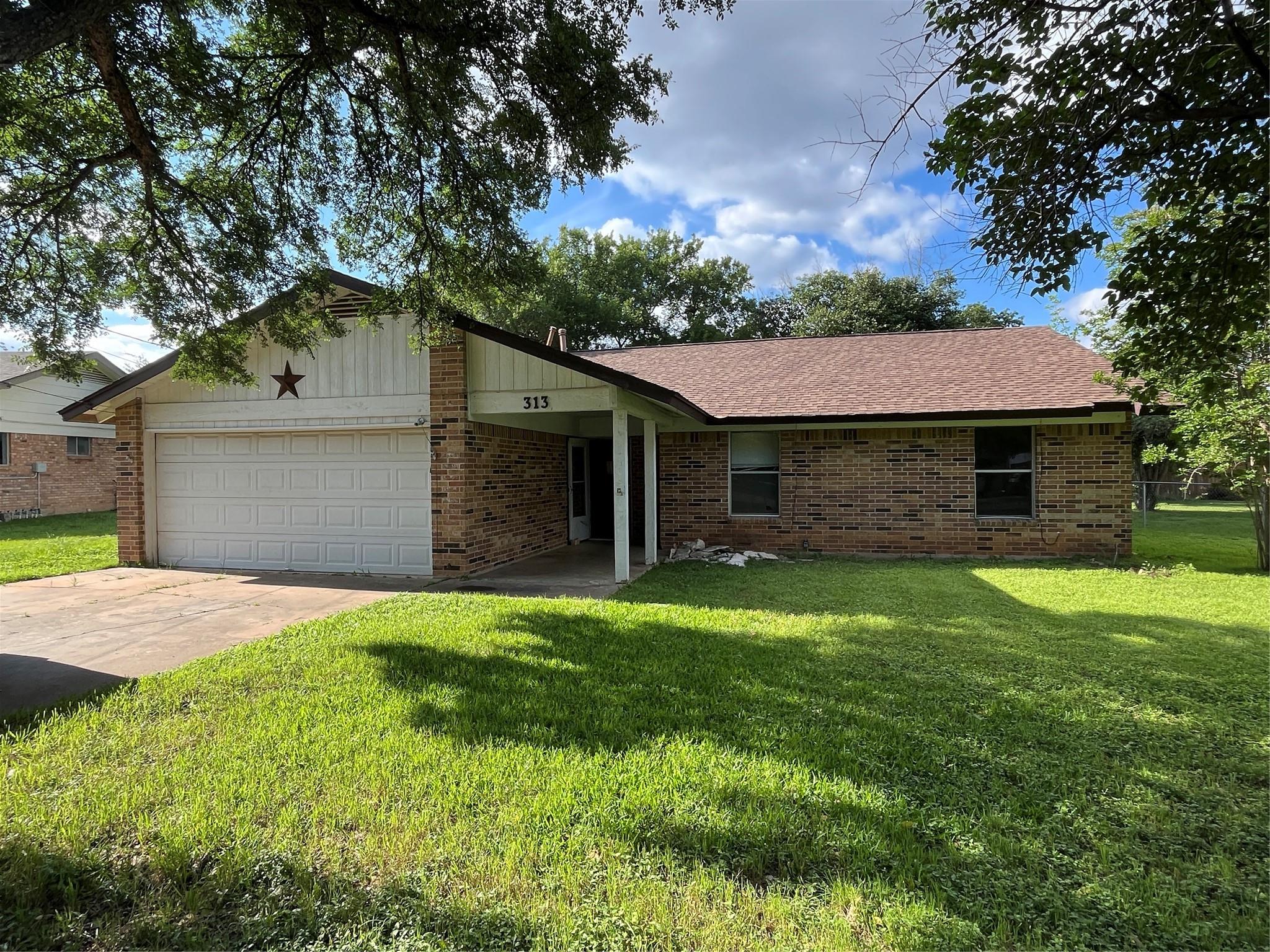 313 Golden Oaks Dr Property Photo 1
