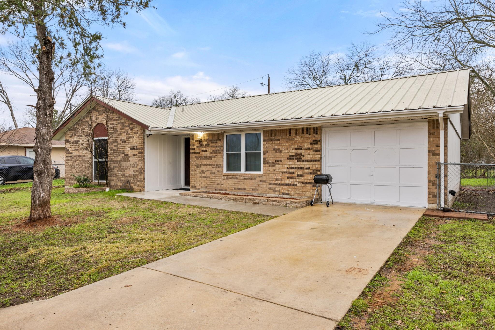 1007 Luanne Ln Property Photo 2