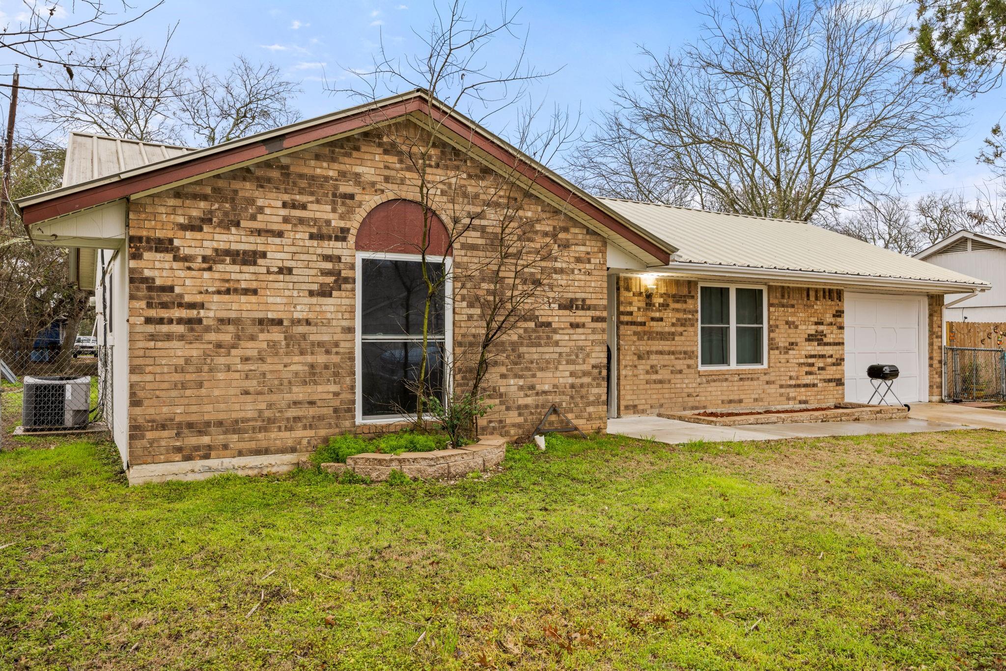 1007 Luanne Ln Property Photo 3