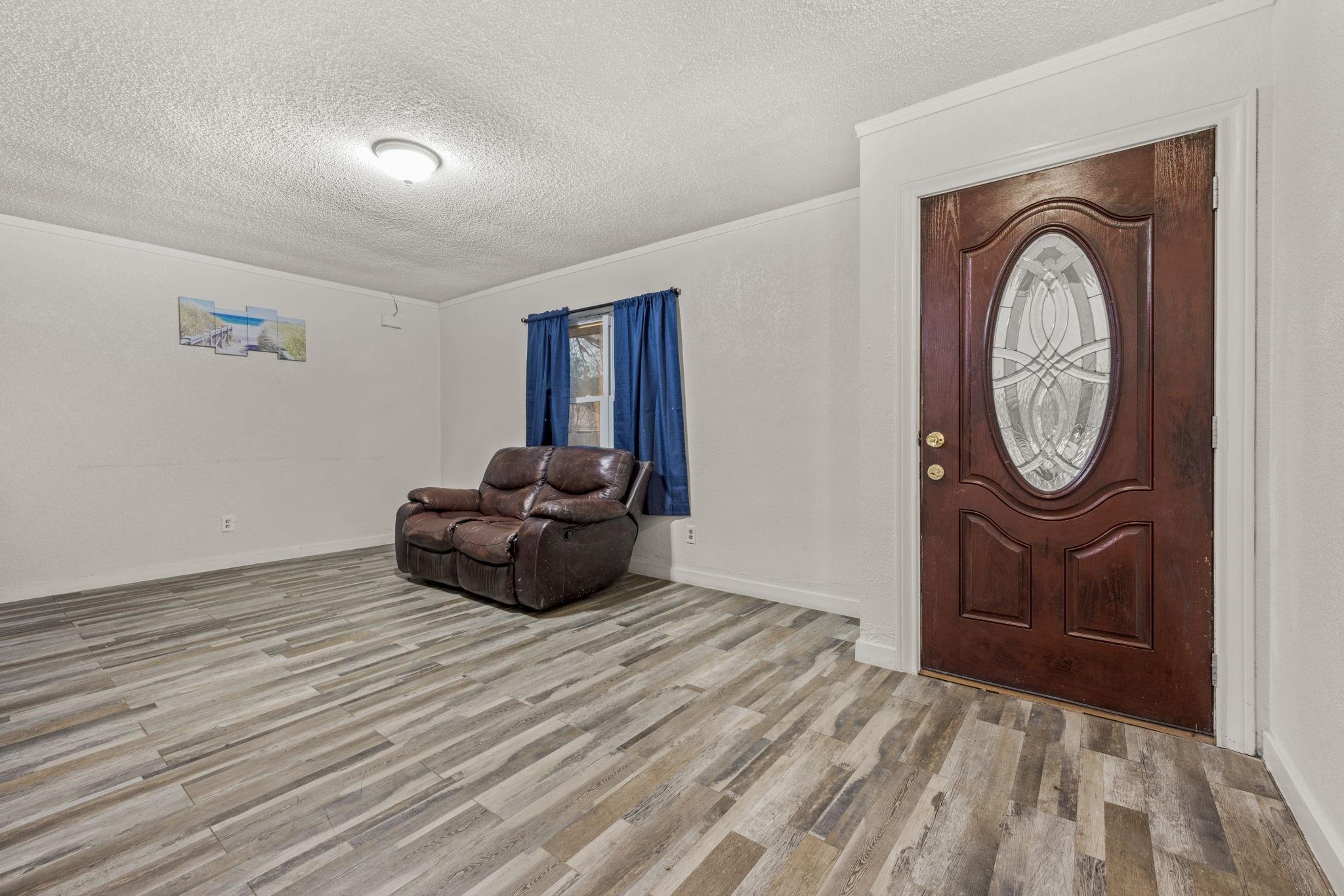 1007 Luanne Ln Property Photo 5