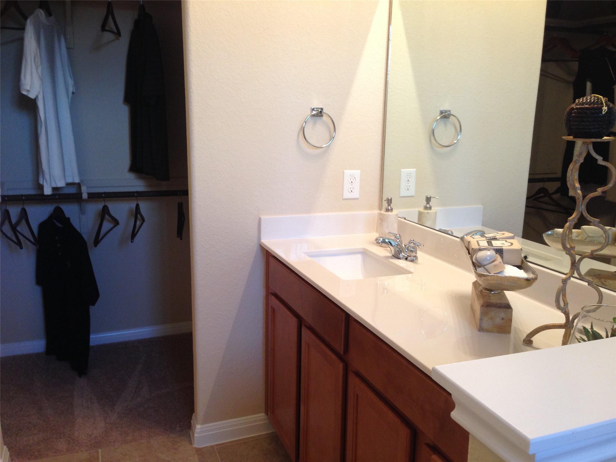 1001 Zodiac Ln 21 Property Photo 16
