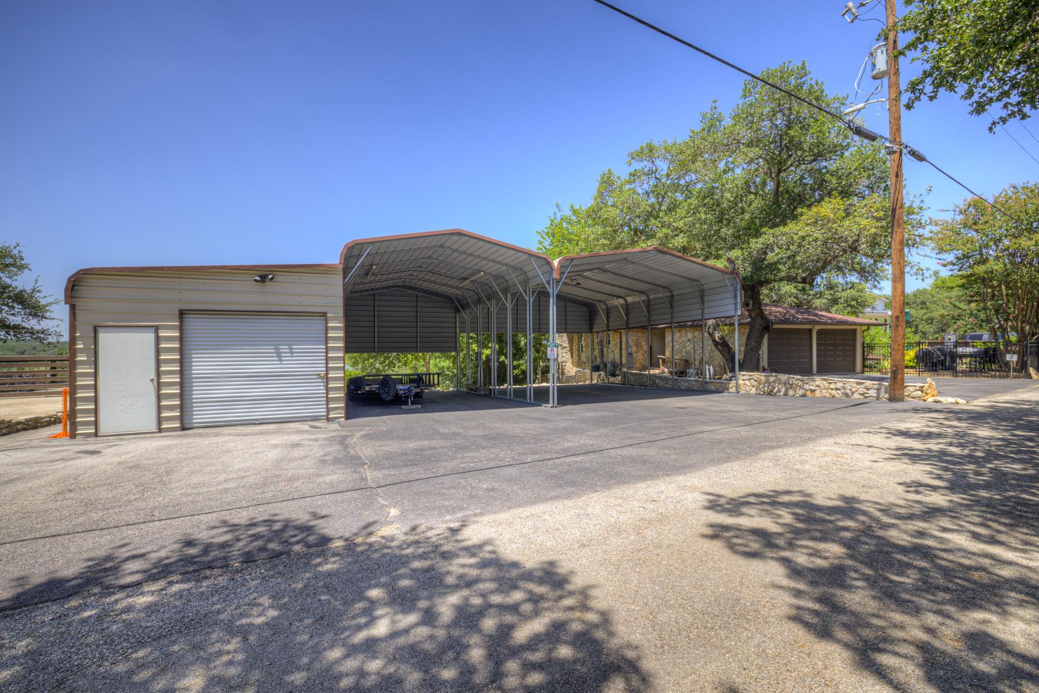 1422 Oakridge Ln Property Photo 3