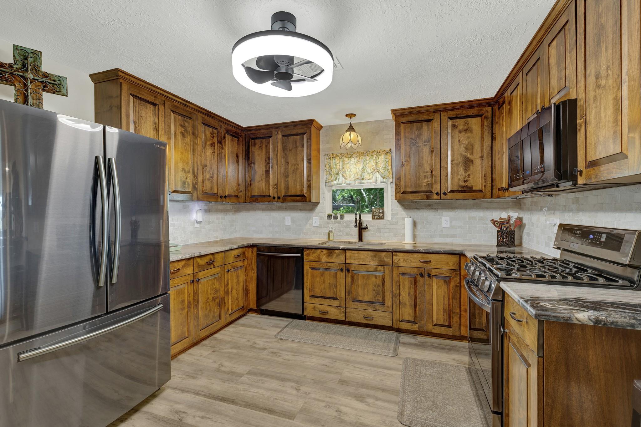 1422 Oakridge Ln Property Photo 7
