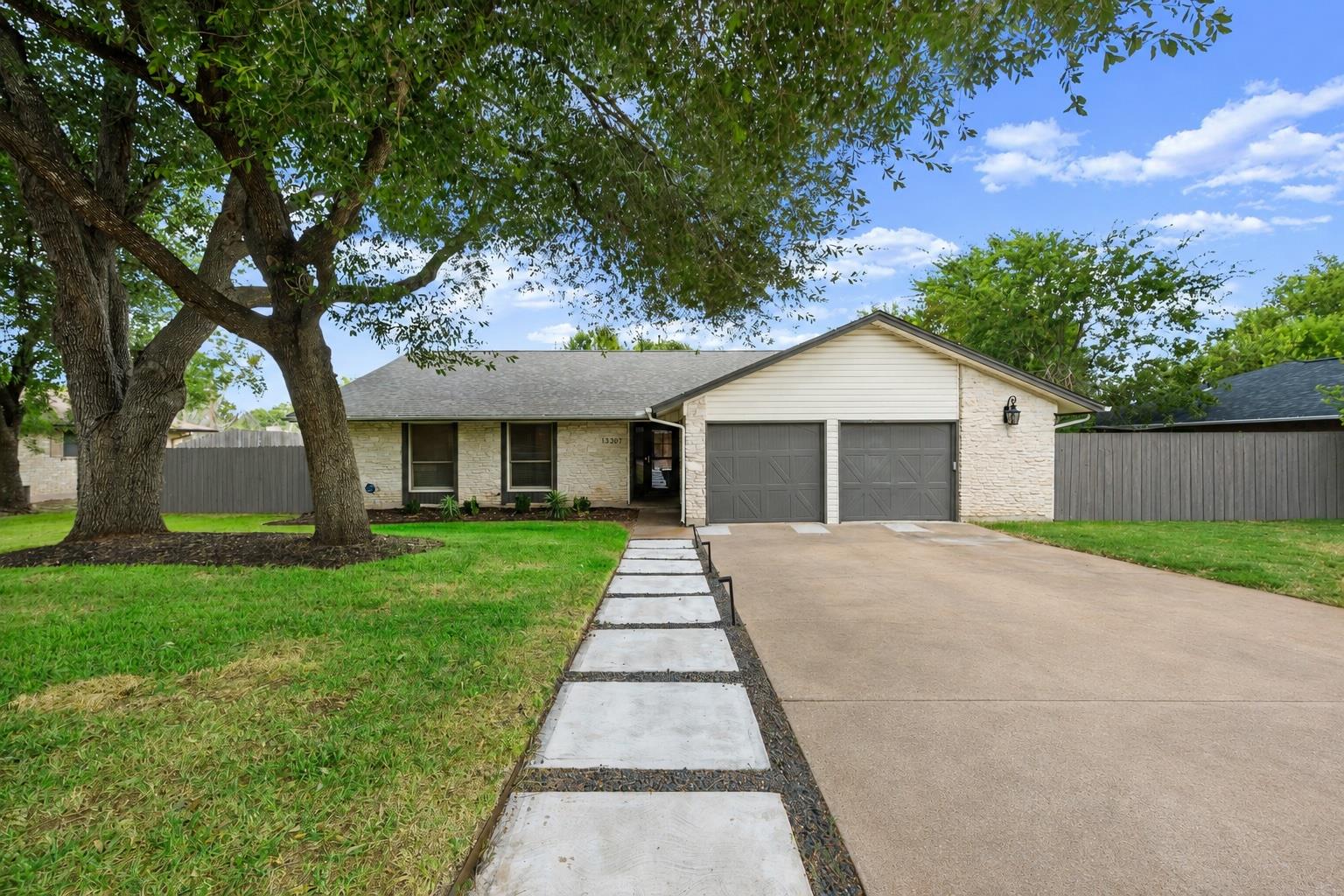 13307 Effingham St Property Photo 1