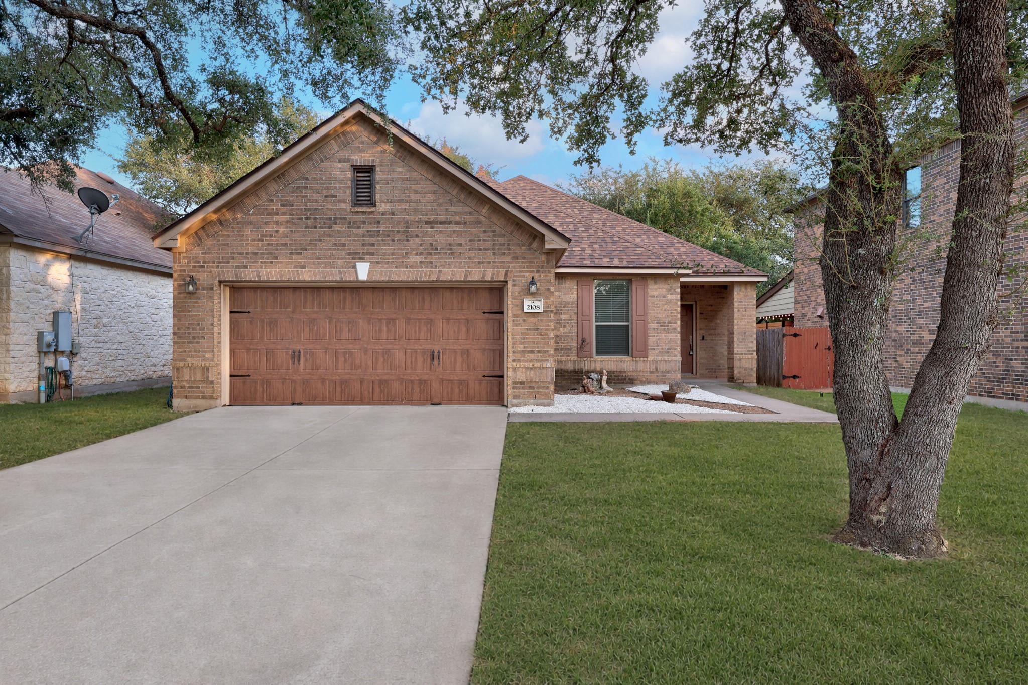2108 Golden Arrow Ave Property Photo 1