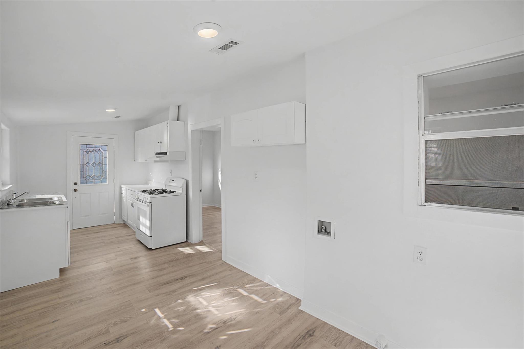 2703 E Cesar Chavez St Property Photo 13